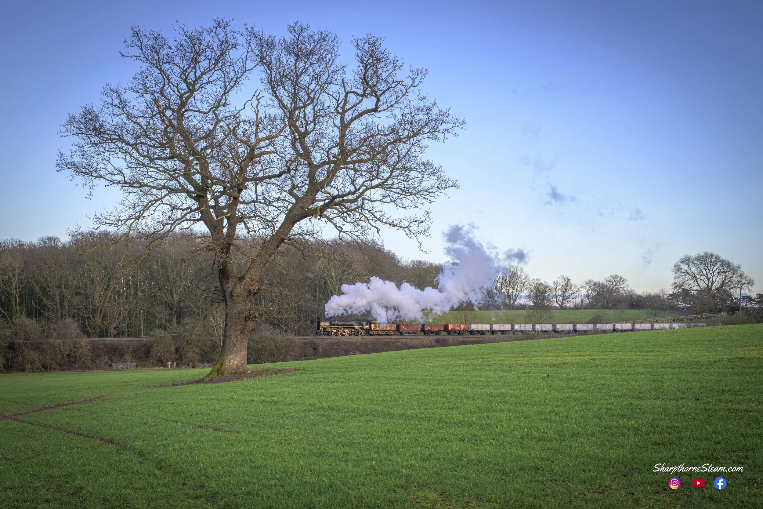Sunset Goods - No92043 is seen at Kinchley with a coal train as she makes her way to a lay over at Quorn