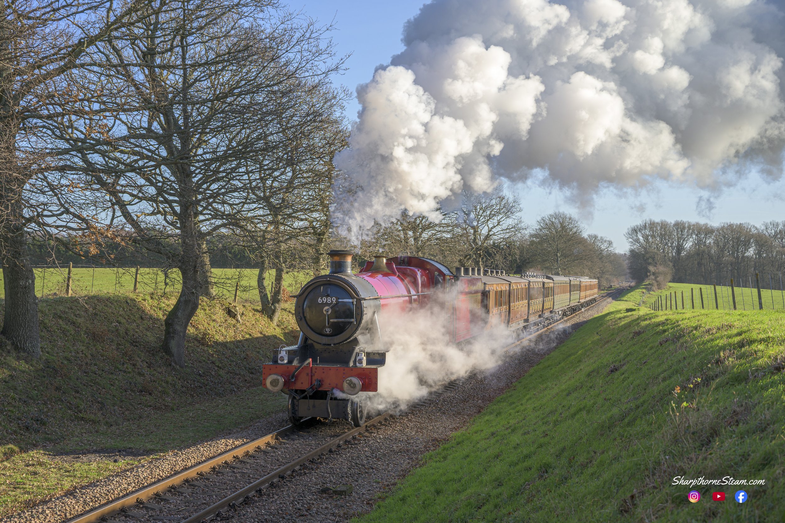 Hogwarts Express Pt II- No6989 powers through Freshfield in her resplendent red livery. (Dec'25)