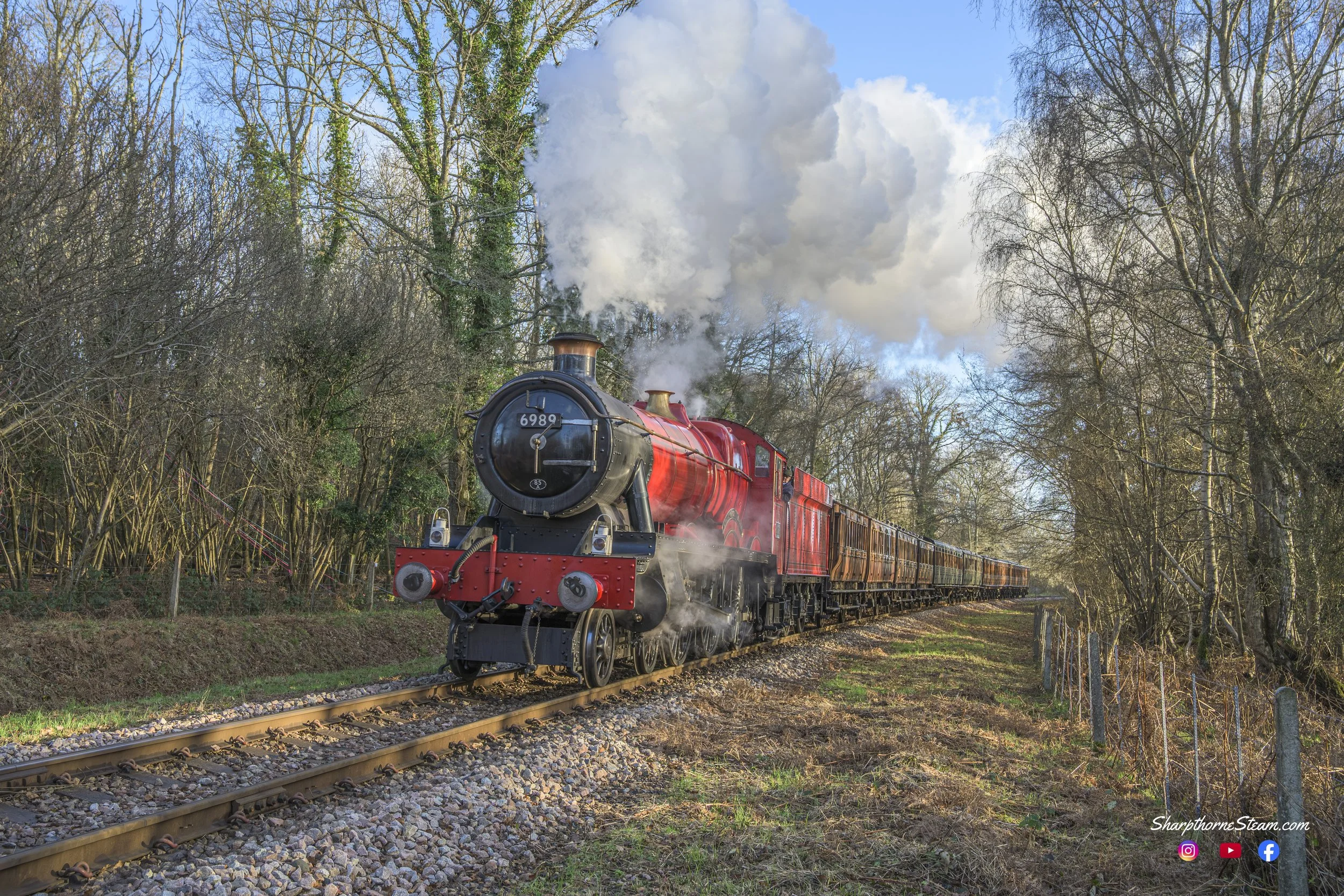 Hogwarts Express - No6989 powers through Ketches Wood in her resplendent red livery. (Dec'25)