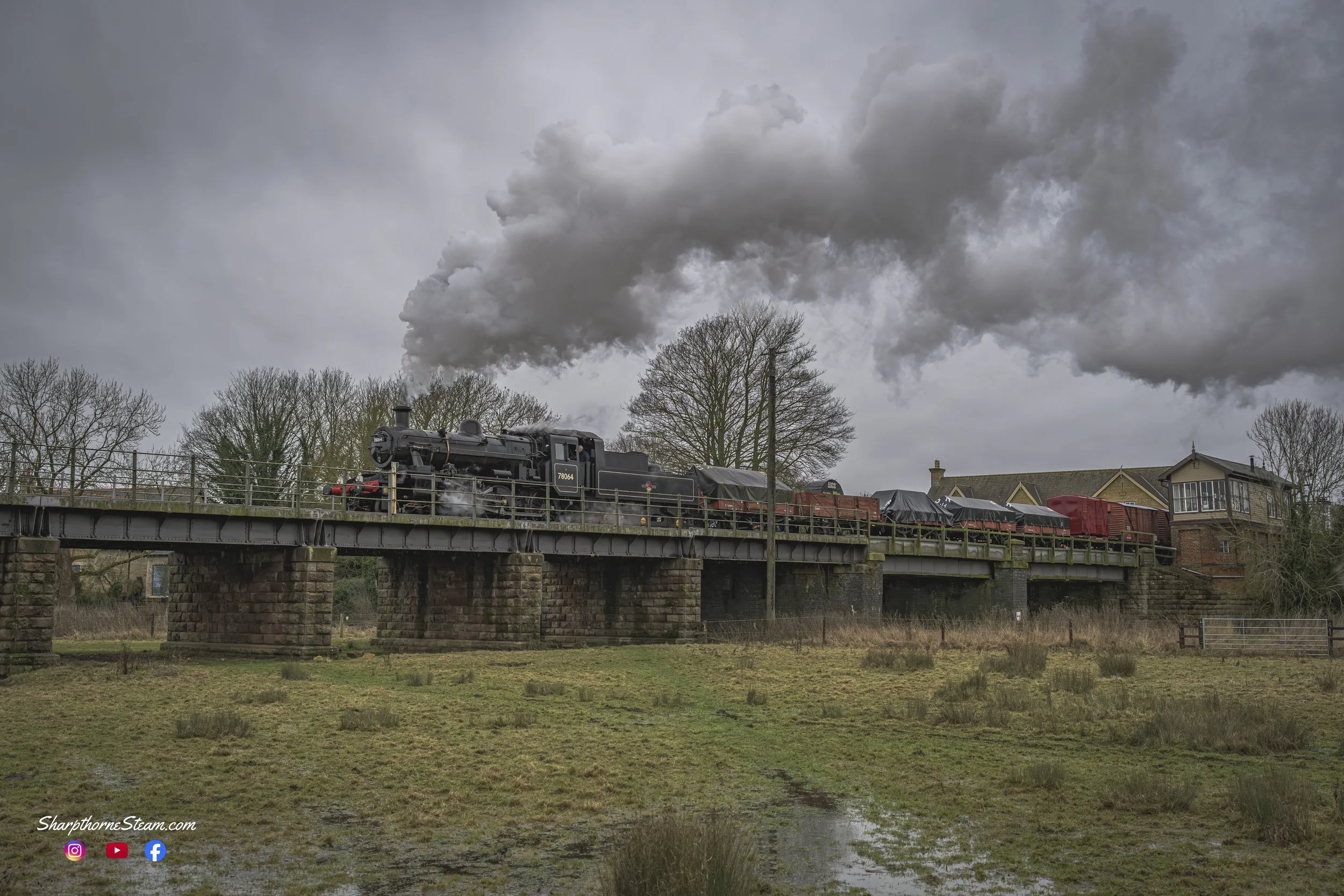 Into a Cloudy Departure - No78064 heads out of Wansford on the last photo shoot of the day. 