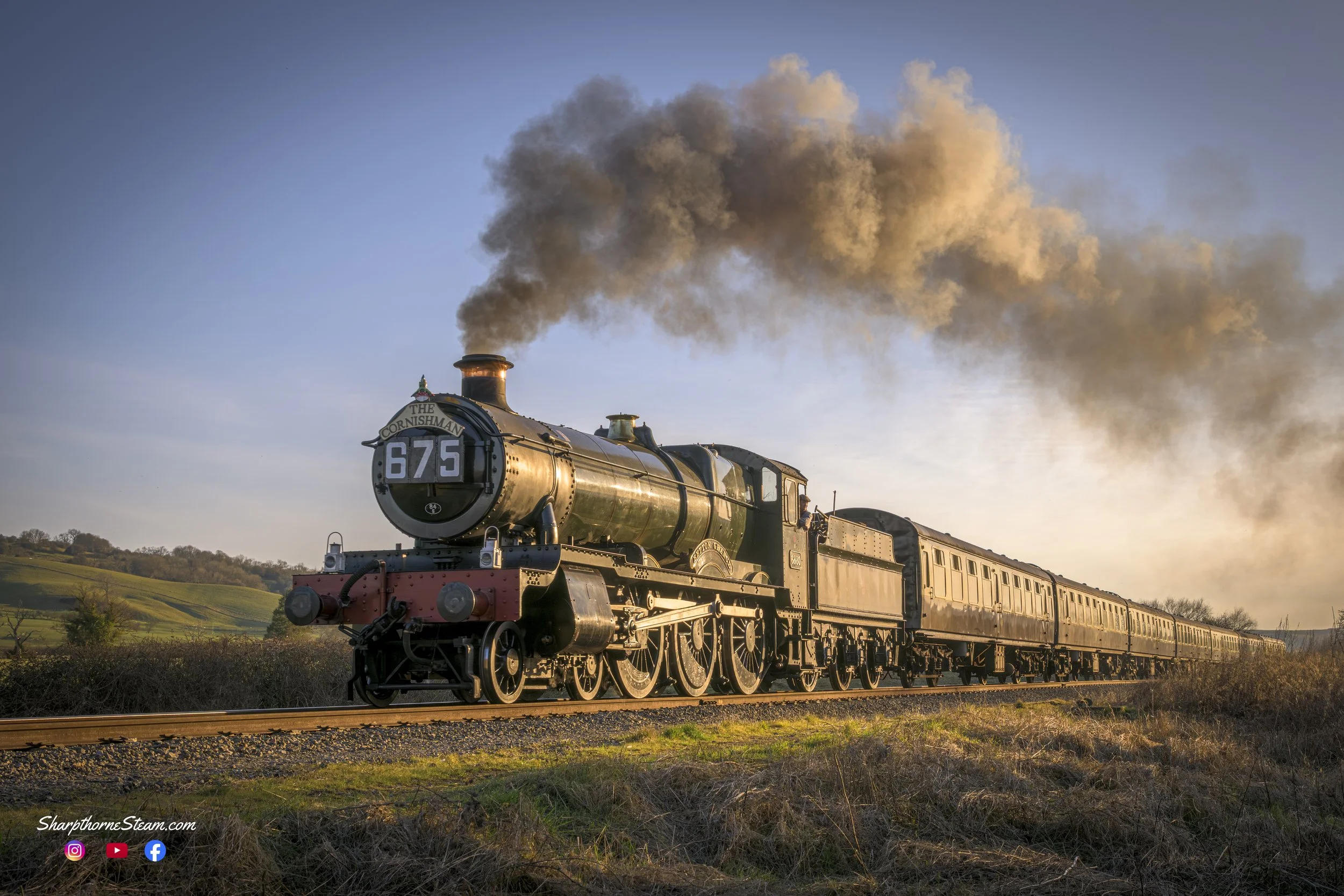 The Glint - 6880 "Betton Grange" in the fading light heads back to Toddington