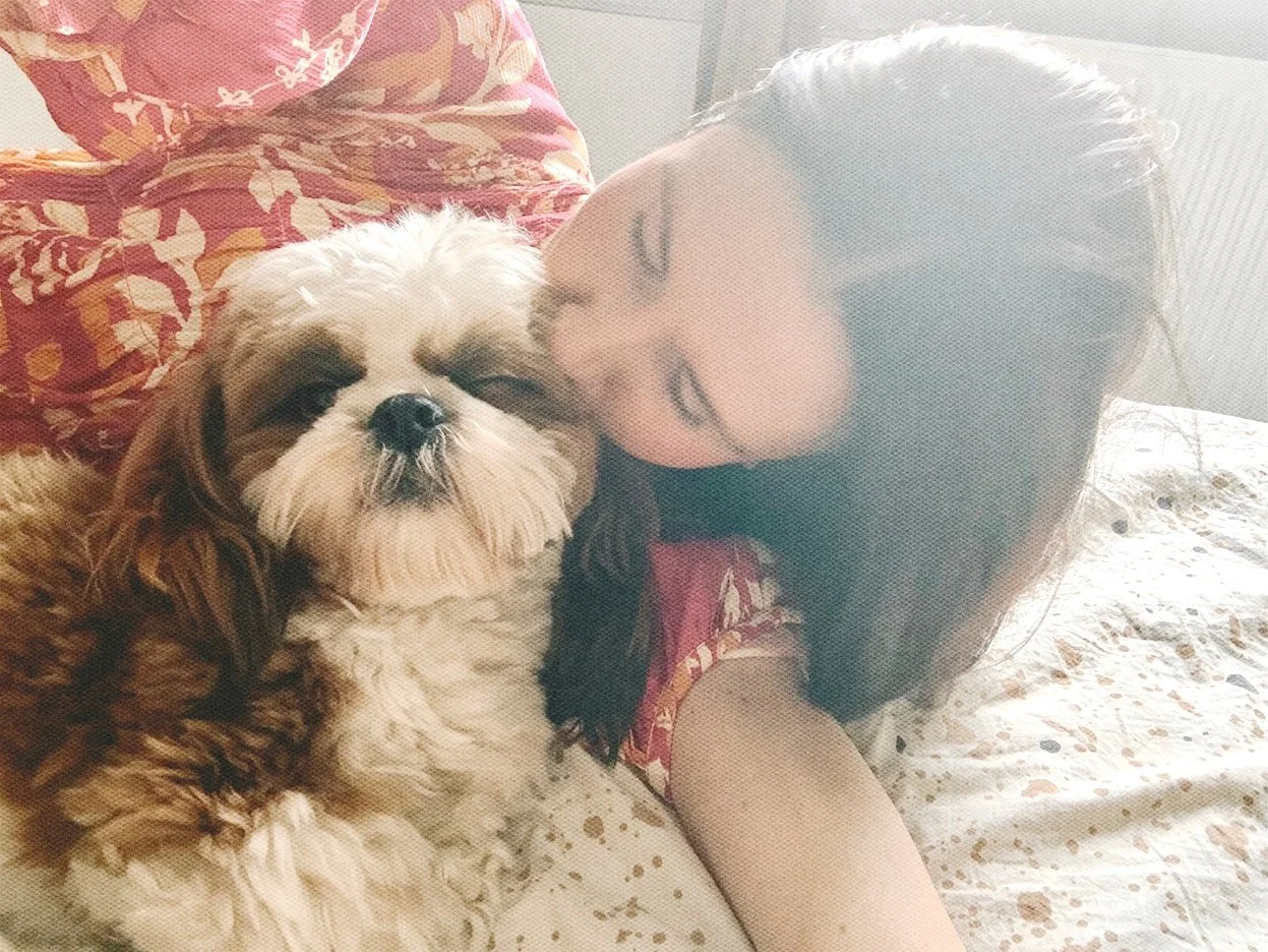 Artist Liis Koger who paints dog portraits together with her dog shih tzu