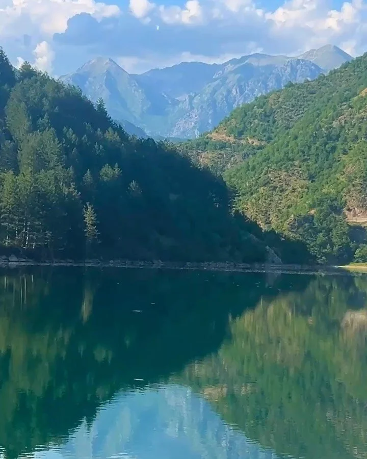 Le monde m&rsquo;a servi de miroir. Et ce que j&rsquo;y ai vu&hellip; m&rsquo;a forc&eacute;e &agrave; me regarder.

Chaque d&eacute;tour, chaque visage, chaque paysage r&eacute;v&eacute;lait ce que je fuyais.
J&rsquo;ai arr&ecirc;t&eacute; de me dem