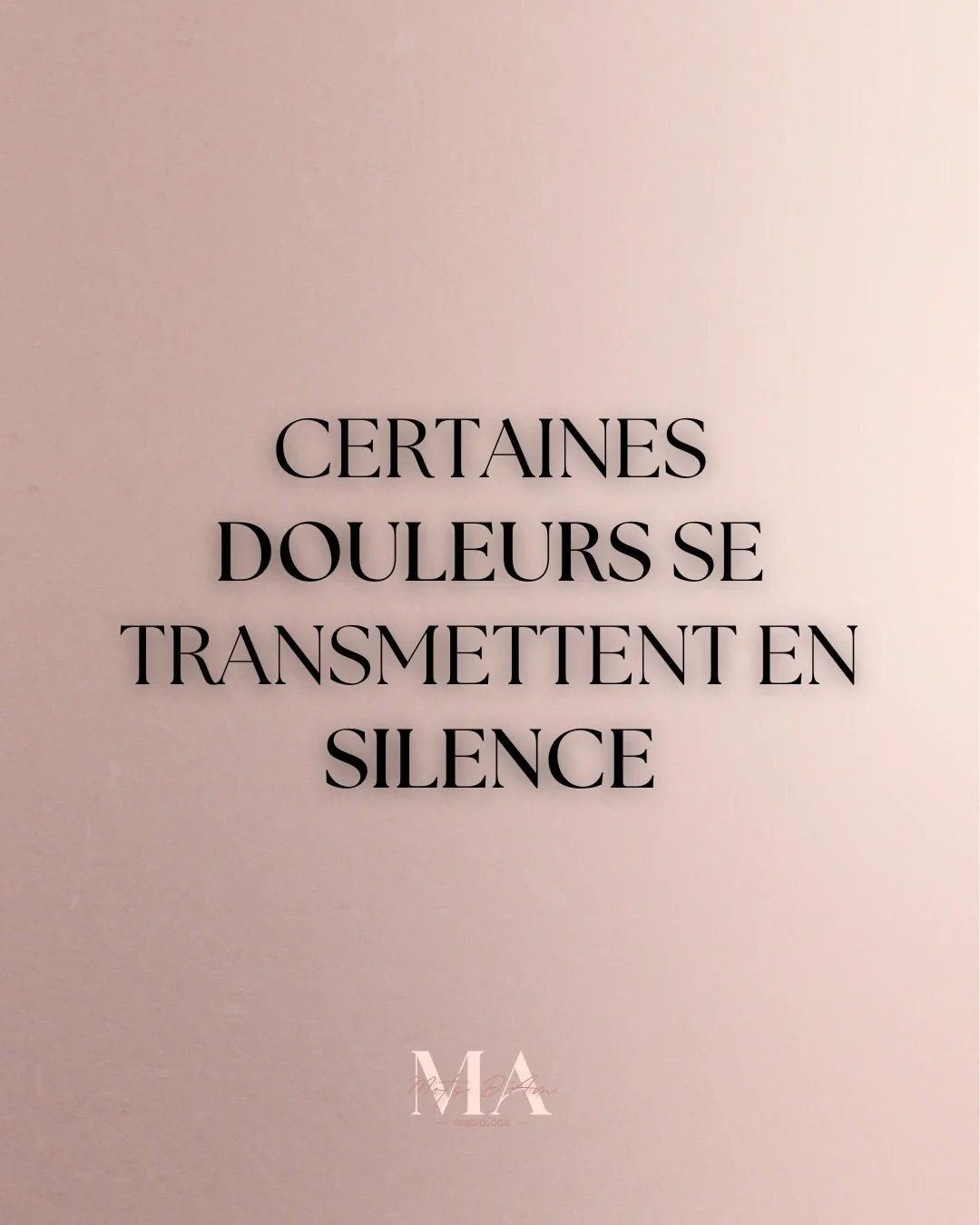 Aujourd&rsquo;hui on c&eacute;l&egrave;bre les grands-m&egrave;res.

On parle de transmission.

Mais on parle rarement de ce qui se transmet sans mot.

Le courage.
Le silence.
La mani&egrave;re d&rsquo;encaisser.

Certaines douleurs ne commencent pas