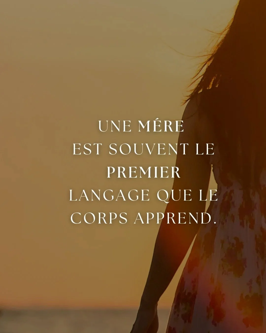 Aujourd&rsquo;hui, on c&eacute;l&egrave;bre les mamans.

Celles qui portent.
Celles qui bercent.
Celles qui aiment du mieux qu&rsquo;elles peuvent.

Mais le corps, lui, se souvient de tout.

Des bras qui rassuraient.
Des silences qui pesaient.
Des mo