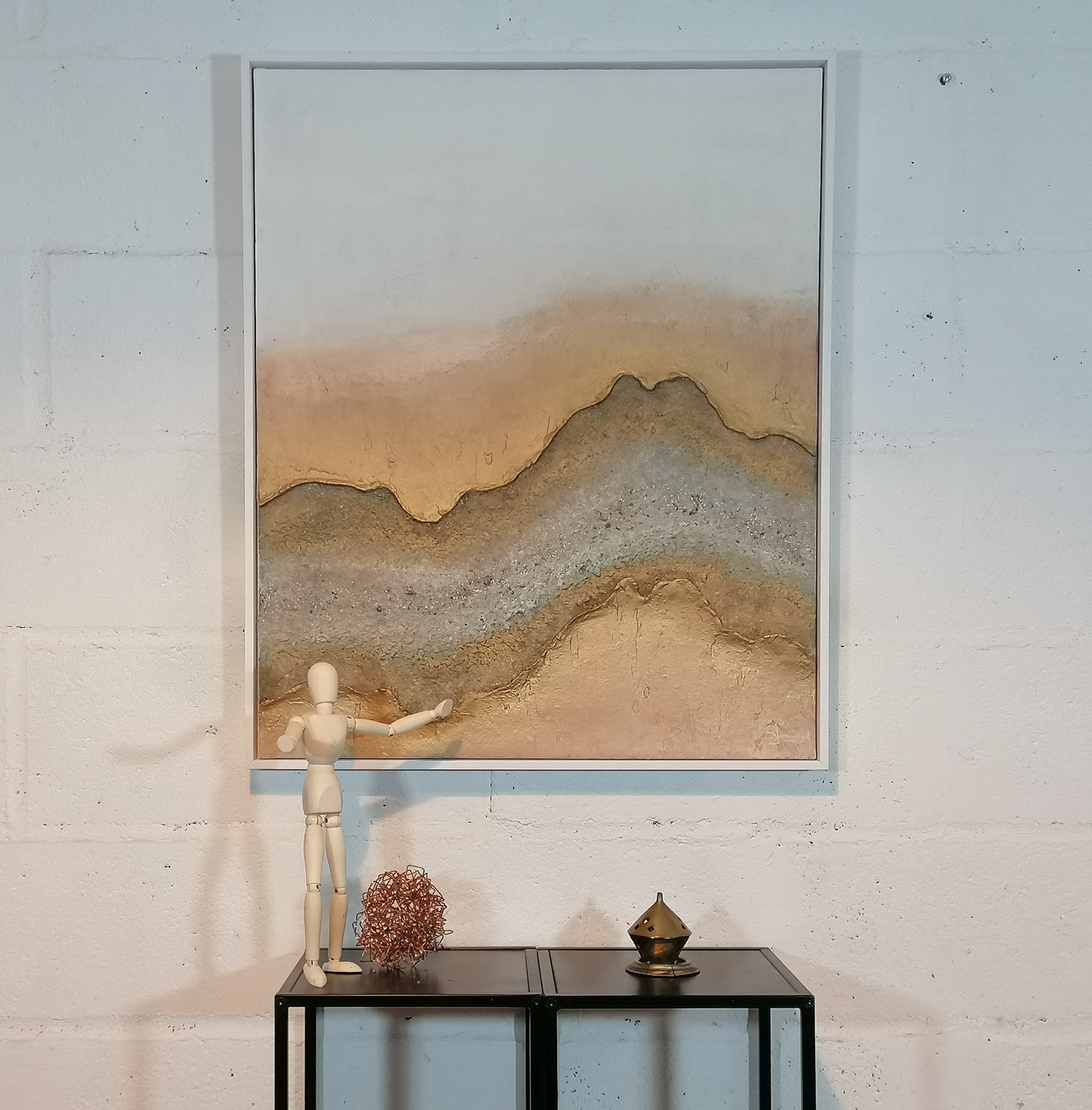 L'Artronome - Yann Bigot mêle acrylique, enduit, cendre, charbon et sable dans "Sédimentation". Cette œuvre multidimensionnelle, proposée à la vente et en LOA, offre une exploration tactile et visuelle des couches de notre Terre.