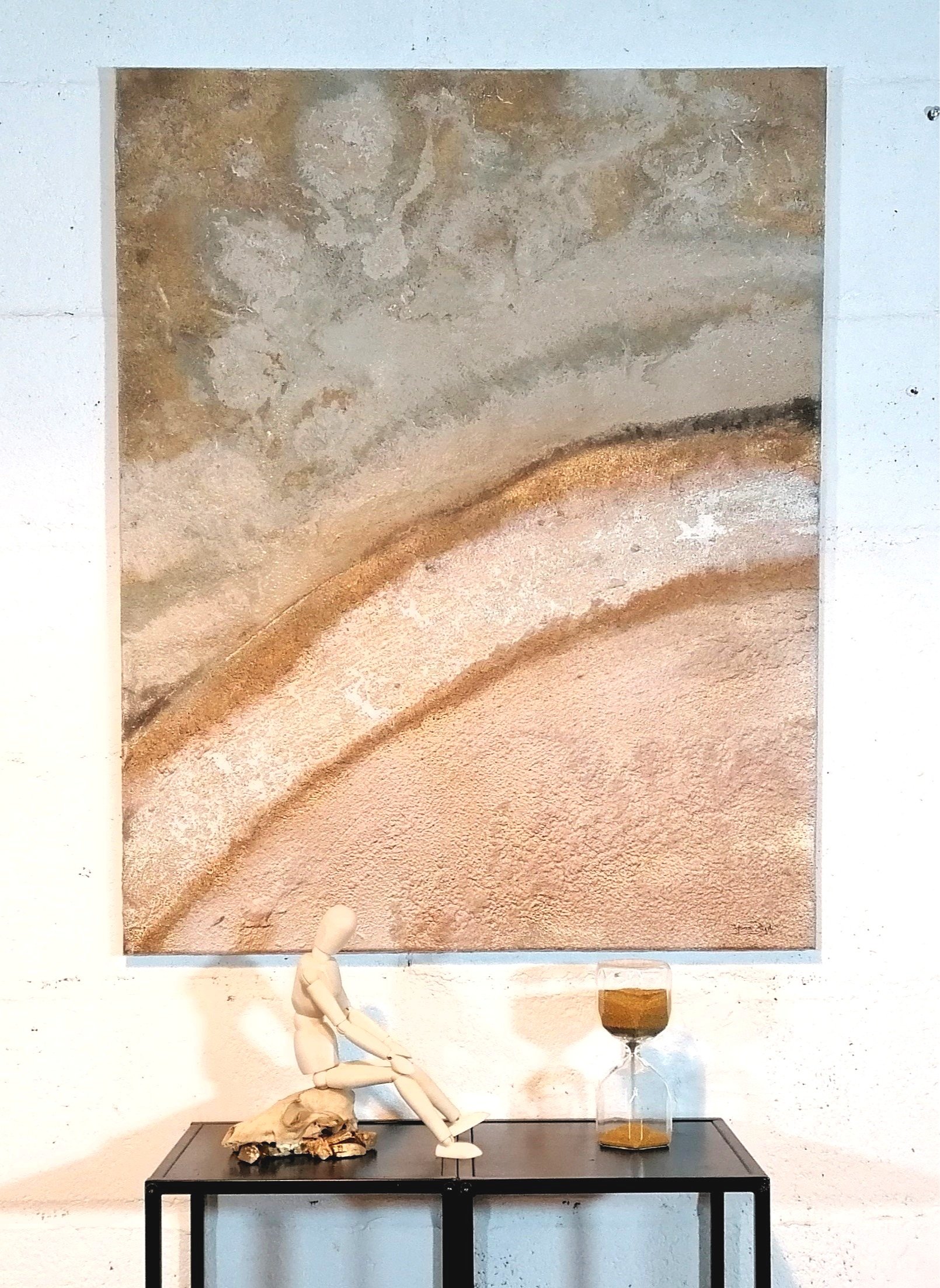 Détail des textures de "Sentier des Pharaons" – Yannick Bigot – L’Artronome
Les reliefs marqués et les contrastes puissants de cette toile offrent une immersion unique, évoquant des vestiges anciens et des mystères enfouis. Œuvre disponible à l’achat