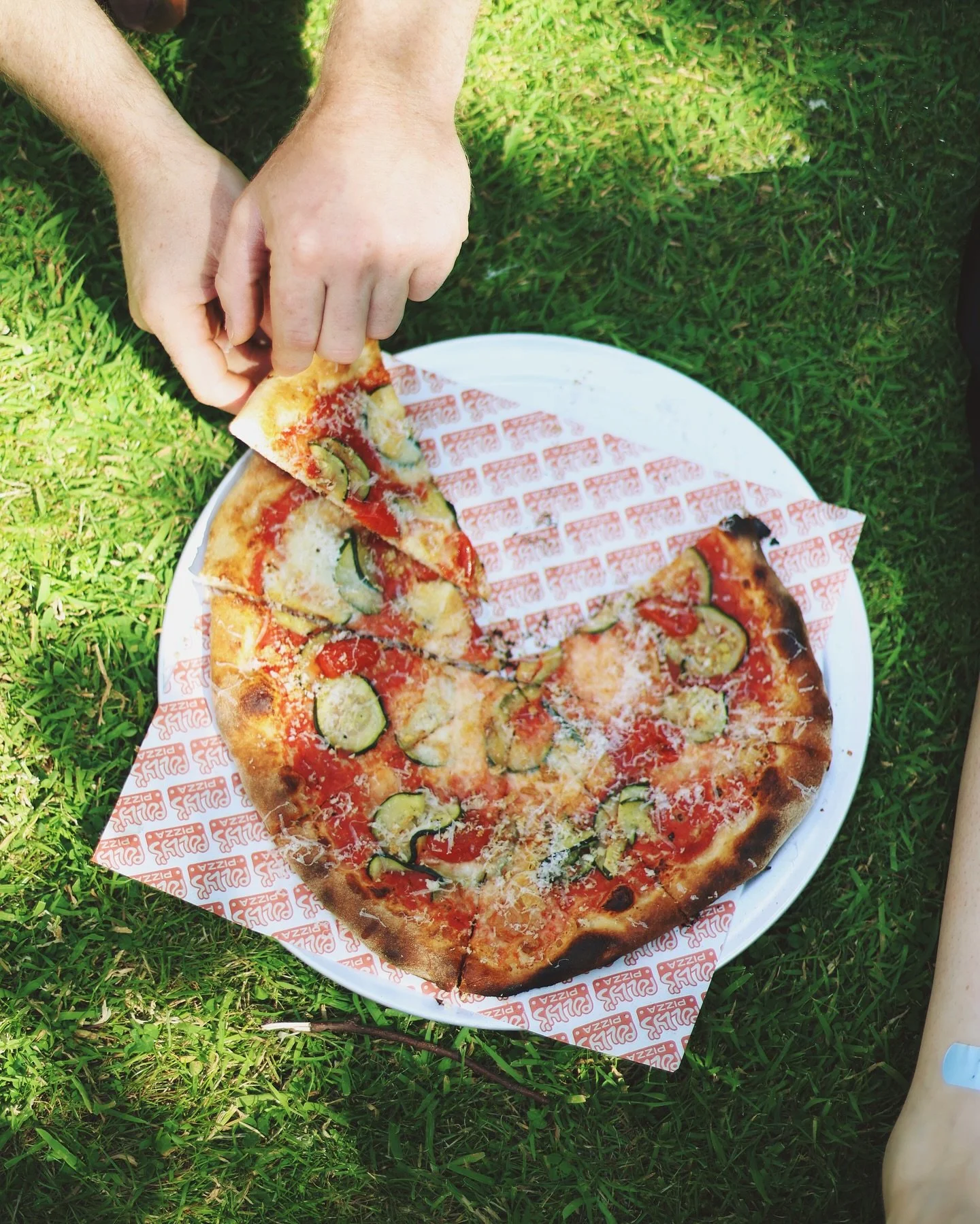 Ja hoor, zondag hebben we lekker veel pizza gebakken in een zonovergoten tuin voor de Summer Fair georganiseerd door @tiny.toko. Favoriet waren de Geit en Vijg (niet op de foto) en de Rita on Steroids. Misschien moeten we daar wat mee. Vaker laten te