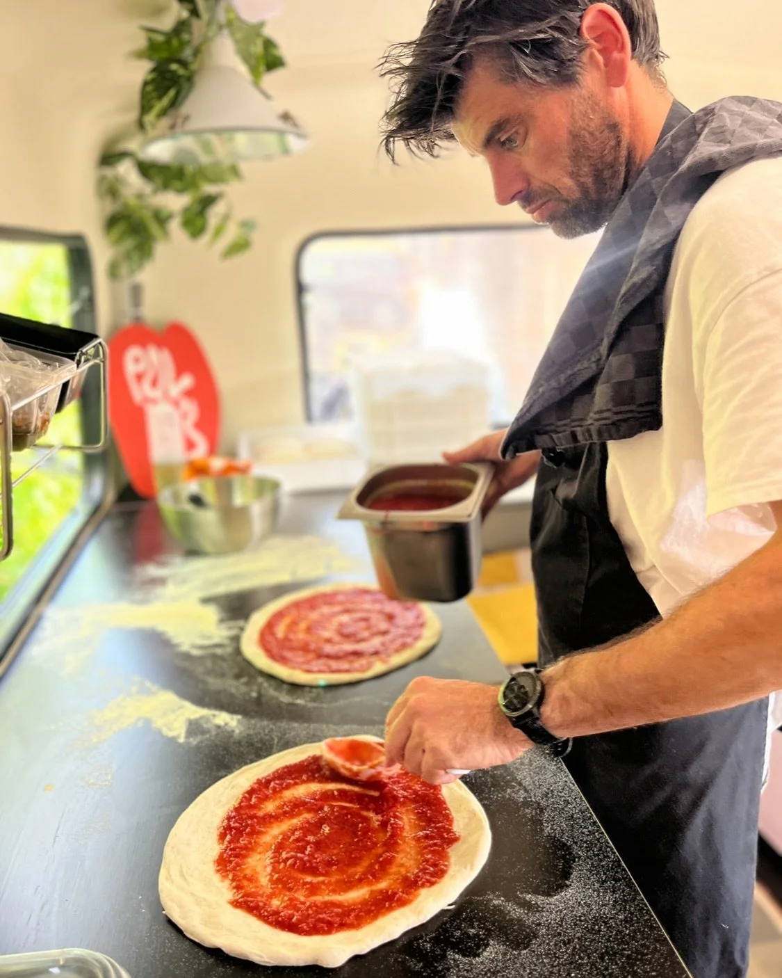 The making of een pizza in the caravannetje op een tuinfeest 🪩