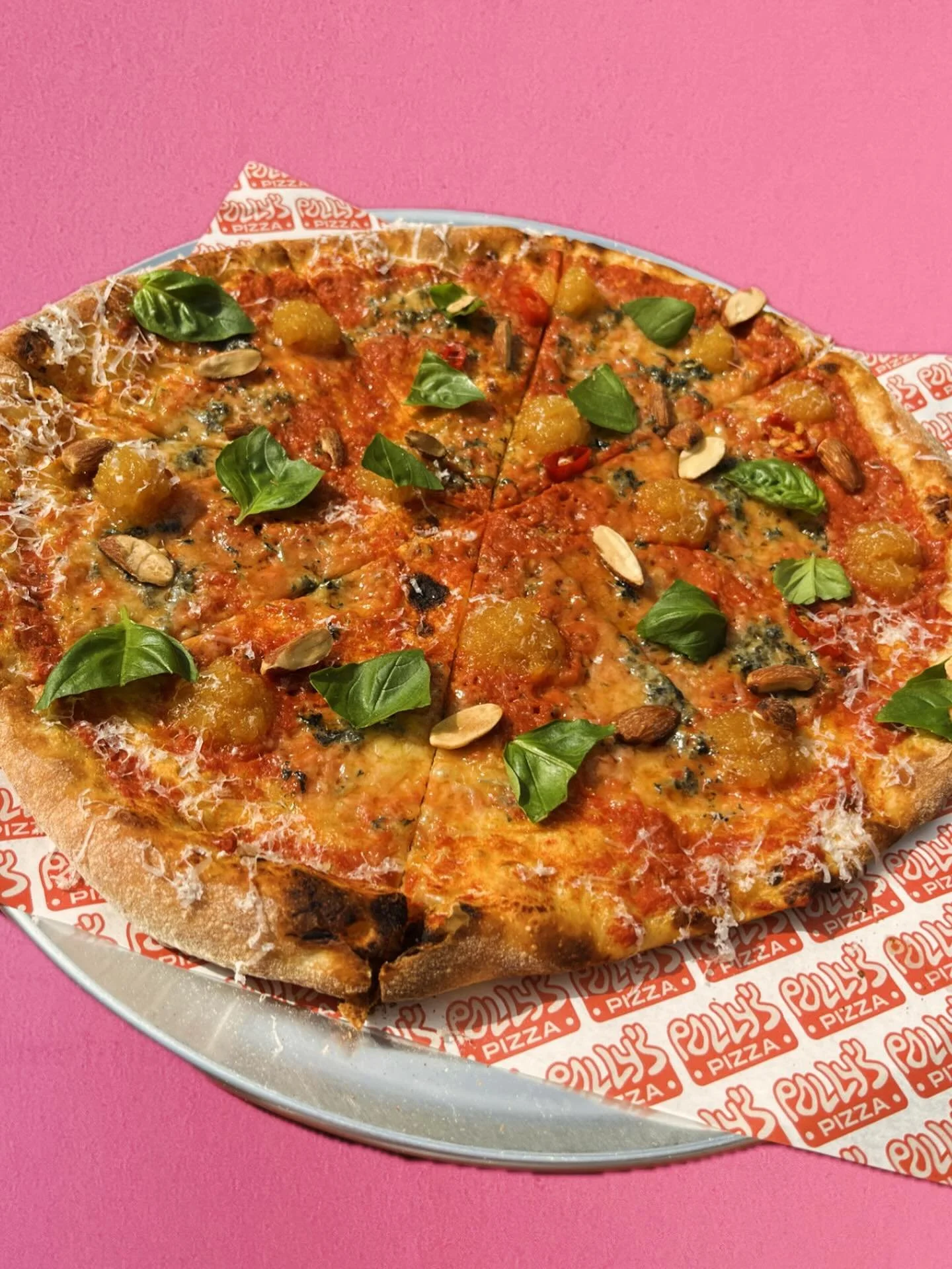 She&rsquo;s back! De ananas. Iykyk.

Tomaten-jeneversaus, shropshire blue, ananaschutney, habanero, gerookte amandel.