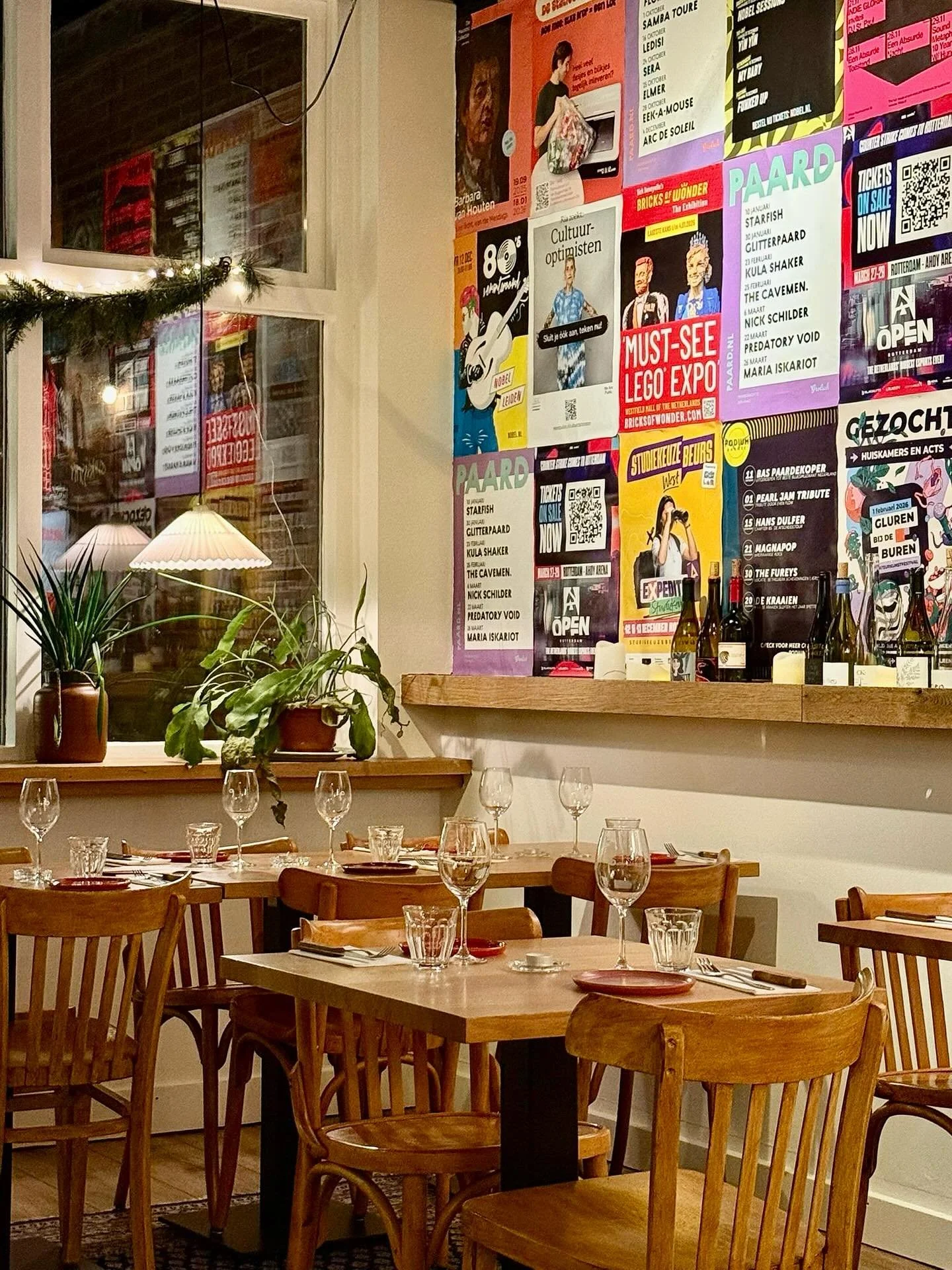 Beetje sfeer (maar dan zonder jullie 💔), beetje eten, beetje drinken, beetje groetjes van ons 😘

De weekenden lopen snel vol! Reserveer op woensdag of donderdag als je het fijn om iets rustiger bij ons te komen eten.