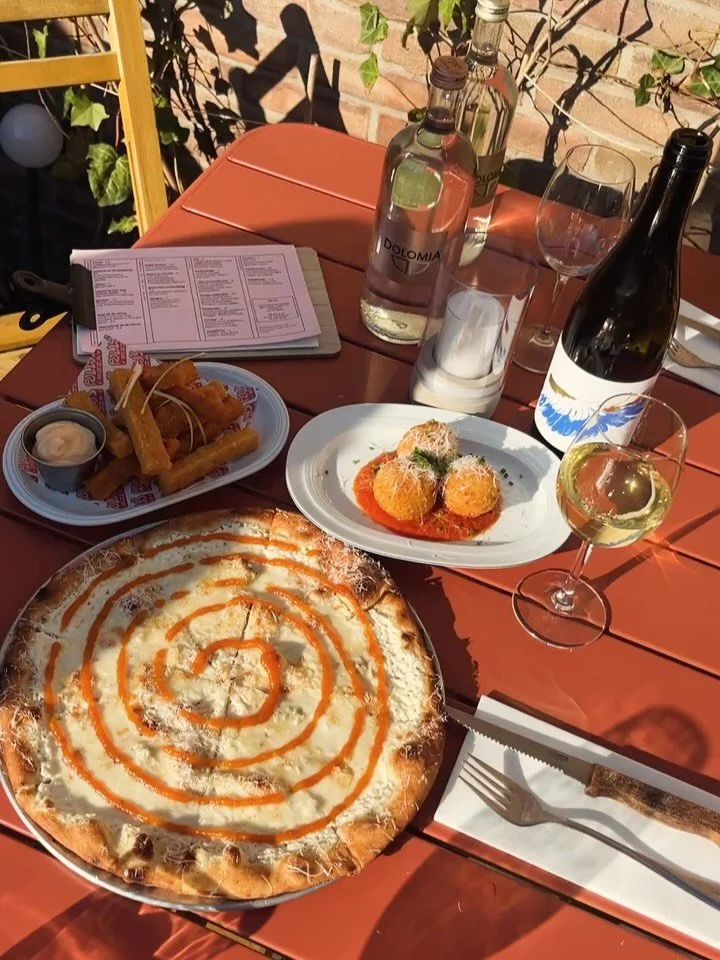 Beste mensen, we hebben het alvast uitgebreid voor u getest. Bij ons kunt u voor en achter heerlijk zitten. In de zon, uit de wind. Het terras is een verborgen parel als u het mij vraagt. 

Broodjes doen we extra deze week, als lunch special. Lekker 