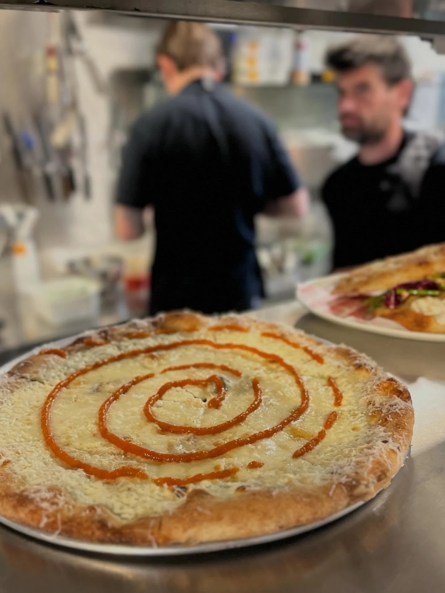 Pizza kaasknaller (of was dit nou de kaasklapper?), gebrande zalm met asperges, bbq-prei met ajo blanco en druiven (eten aan de bar 👍), pizza sesam, pizza hot pep voor Luca (keuken) die op zijn vrije zaterdag bij ons komt lunchen, mac and cheese bal