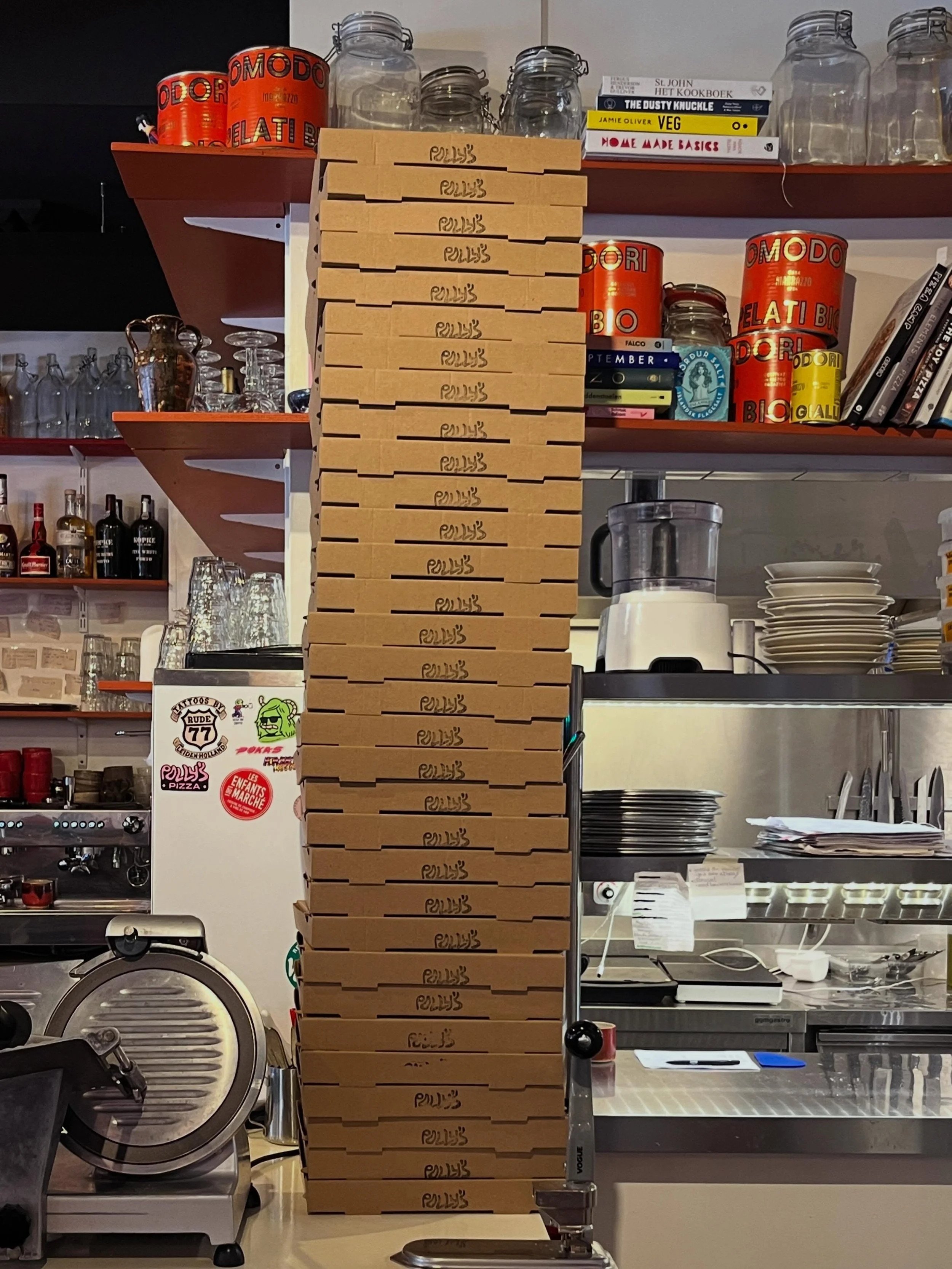 Yes we do takeaway/to go/afhaal/kom ff halen/lekker op strand eten en dan even terugkomen voor softijs toe. Kan allemaal. Even bestellen via pollys.nl. Dipje erbij? O ja tiramisu kun je ook meenemen. We zien je bestelling wel verschijnen 🌅