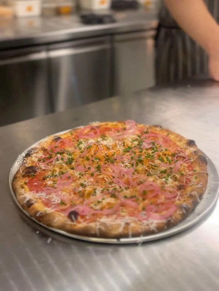 Hoi. De kaart is half nieuw! Nieuwe pizza (kimchi en alpenkaas), gilda&rsquo;s (per stuk, met coppa di parma of ansjo), miso-tiramisu (wel de lange vingers en de mascarpone, maar dan met miso, banaan en witte chocolade 😮&zwj;💨), buikspek (met bloem