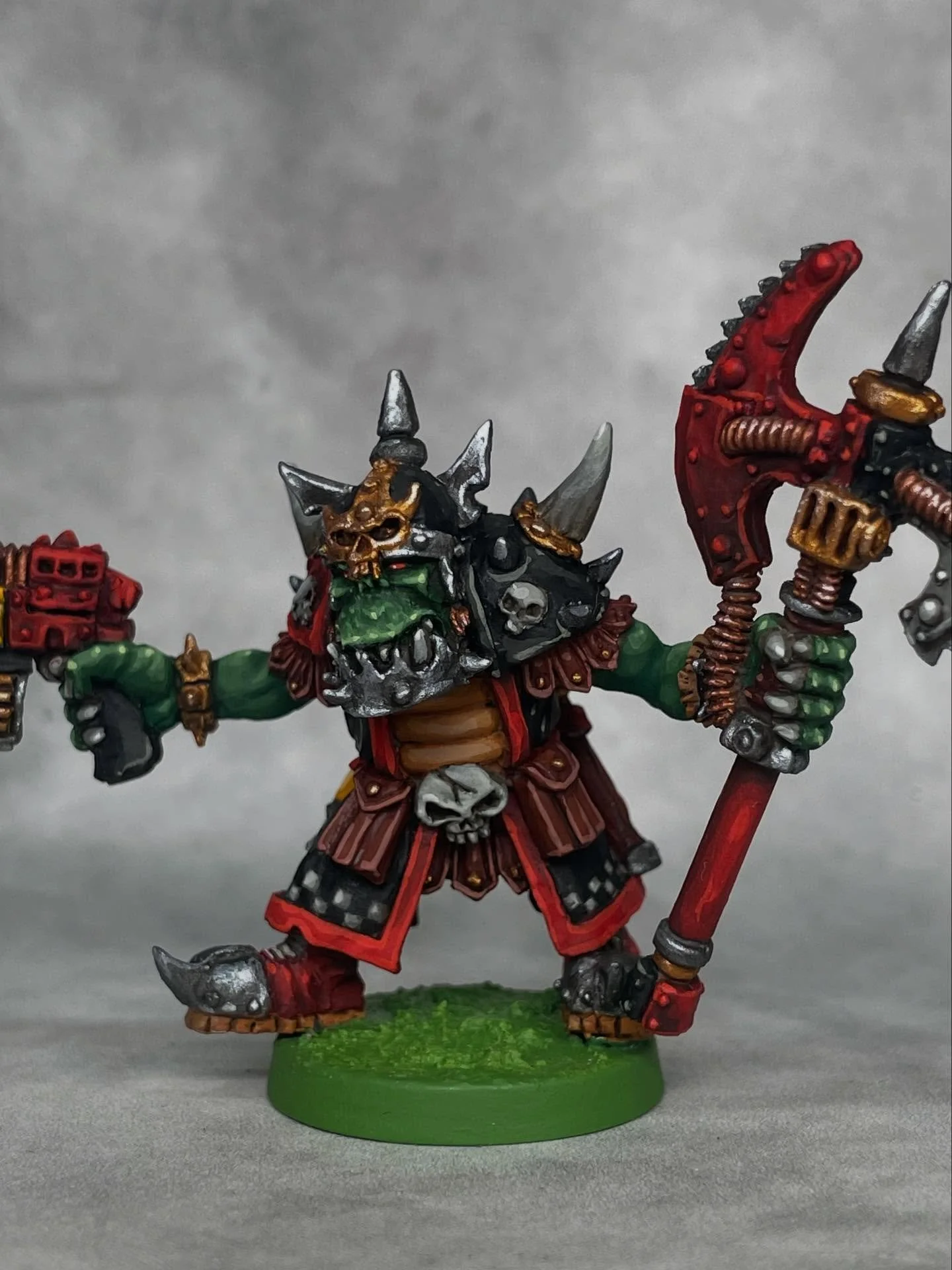 So mighty Instagram photo ratios cannot contain him! This orc and his fiendish cohort are up for preorder on my website. #orcs #kevinadamssculptor #kevadamssculptor #scifigaming #spacegitz #stargrave #spacewierdos #planet28