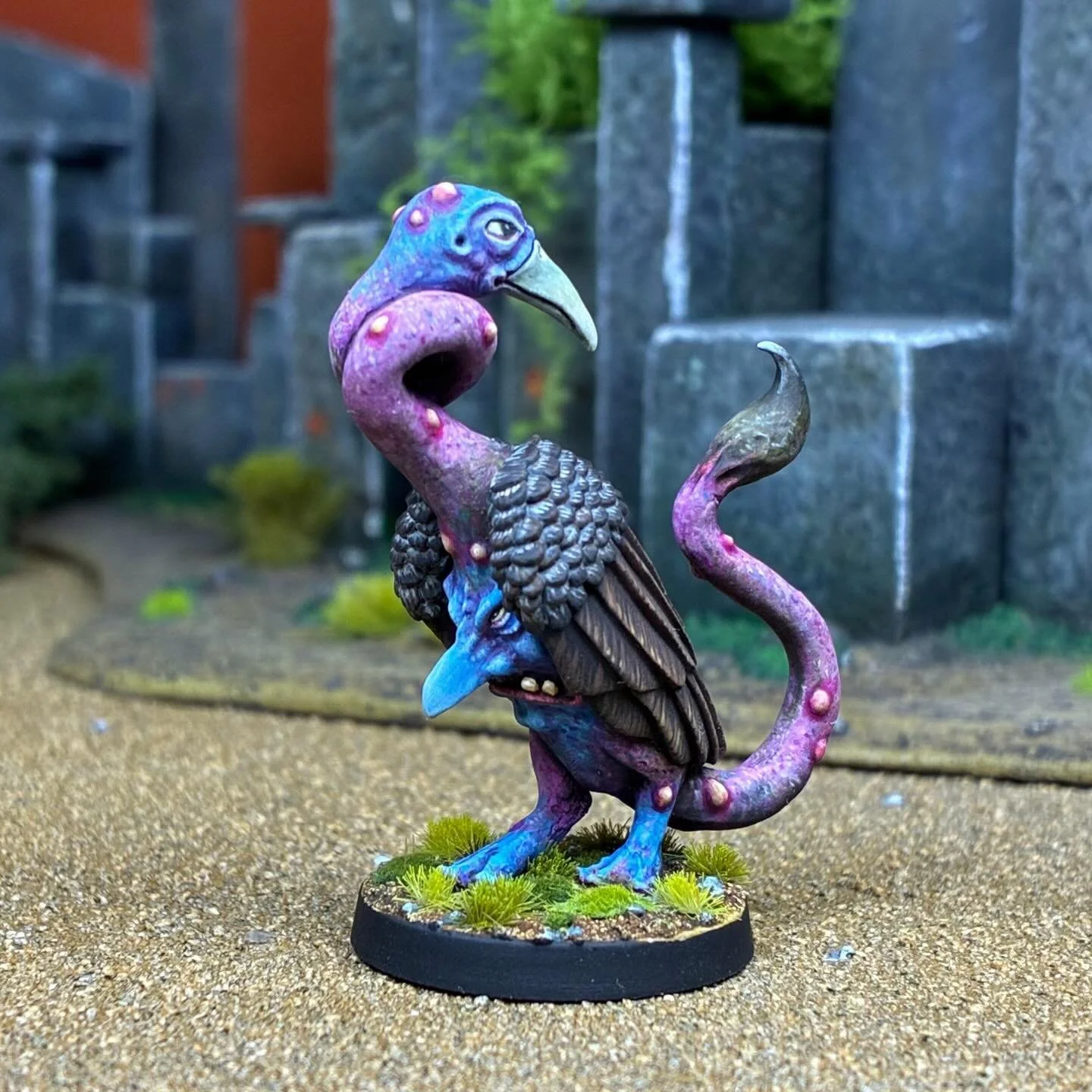 In addition to his the Moonblins, @uollas_uolsh has sculpted this bizarre and wonderful interstellar bird! You can grab it along with all the other minis via the link in my bio #indieminis #gonzorpg #weirdfantasy #tabletopgames #handsculpted