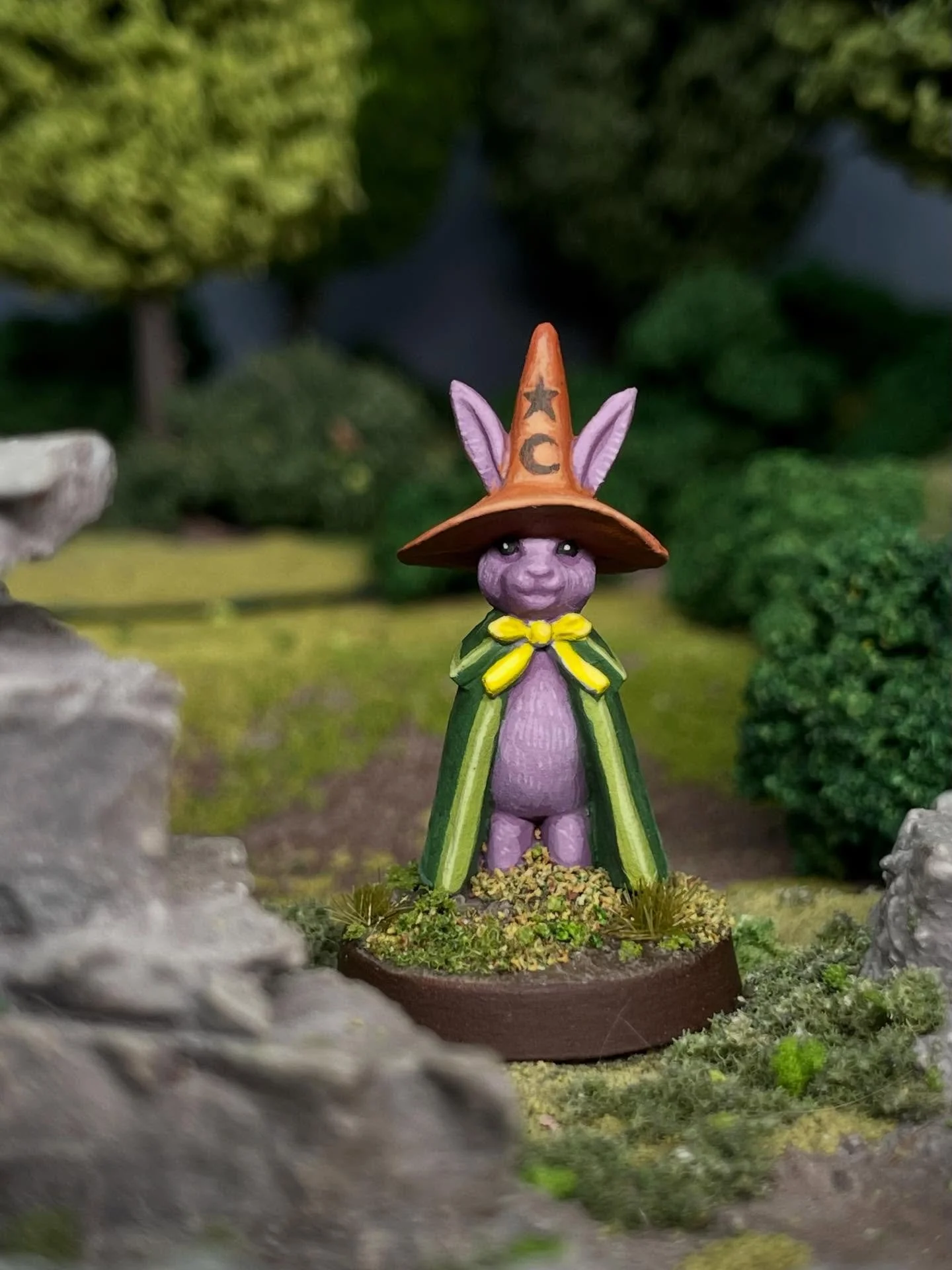 Pip! This friendly bunny wizard enjoys exploring the woods, you can pick up yours on Kickstarter and see how I painted it on Patreon, both links in my bio. Based on the incredible work of @brettmanningart swipe to see her @plusidhe creation. #wizardb