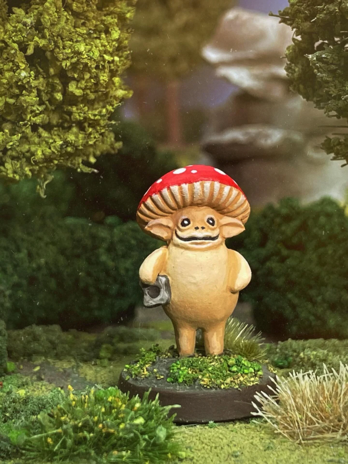 Gus! In awe at the shape of this lad. Head to the links in my bio for the chance to get him on Kickstarter or watch the vlogs for painting this set. #flyagaric #myconid #dnd #indieminis #hagstone