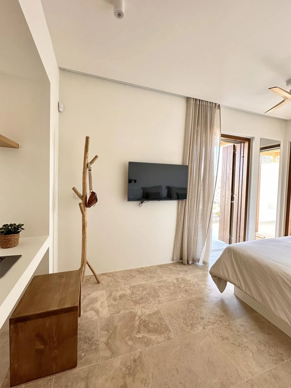 miachara_master_bed1.jpg