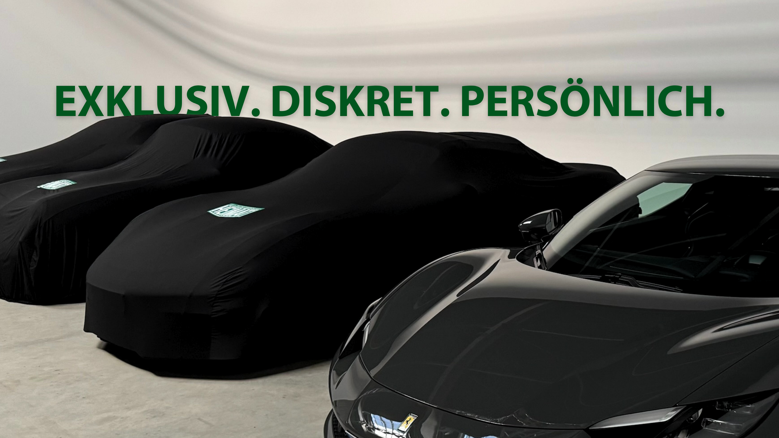 Mehrere Luxusautos in einer Garage, teilweise unter einem Carcover, mit grüner Aufschrift 'Exklusiv. Diskret. Persönlich.'