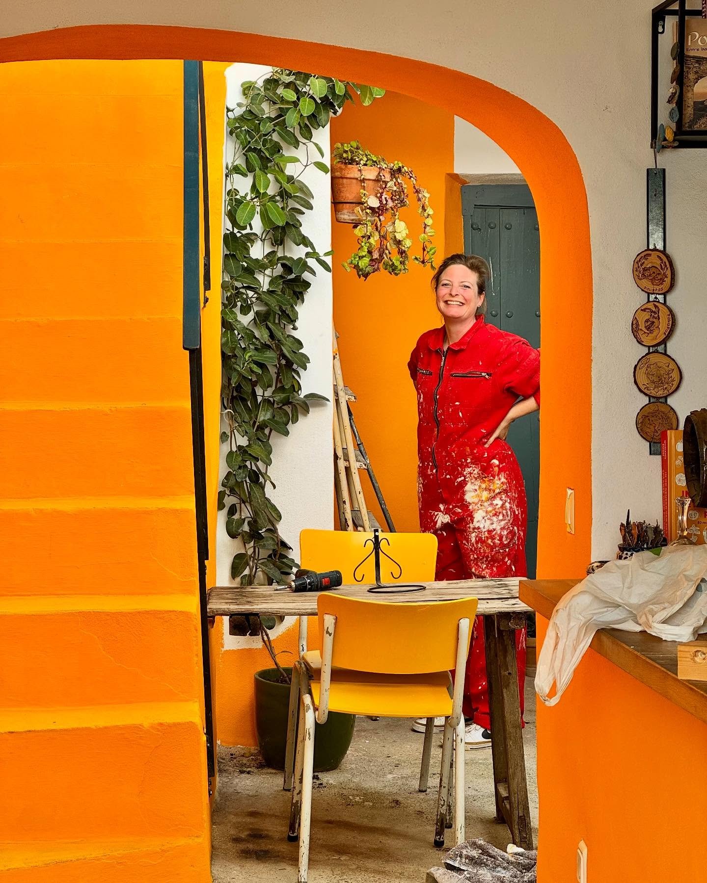 De oplettende volger had het natuurlijk al gezien op de foto met @speetjens.john eergisteren: onze binnenplaats heeft wat kleur gekregen. De zomer komt maar langzaam op gang dit jaar, dus dan zelf maar het zonnetje in huis halen!
#workinprogress #mak