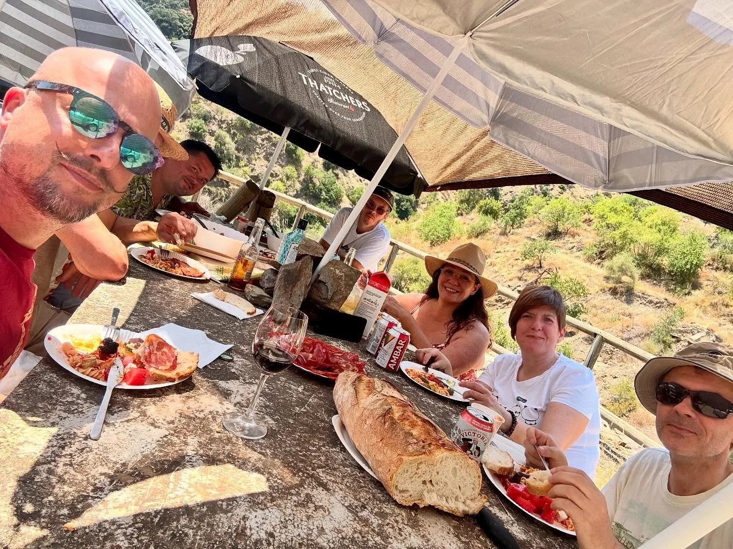 Vier parasollen met een doek erover… iemand had er goed aan gedaan om 40 jaar geleden een boom te planten hier. Maar het mag de pret niet drukken: ‘Sunday brunch’ in de campo!
