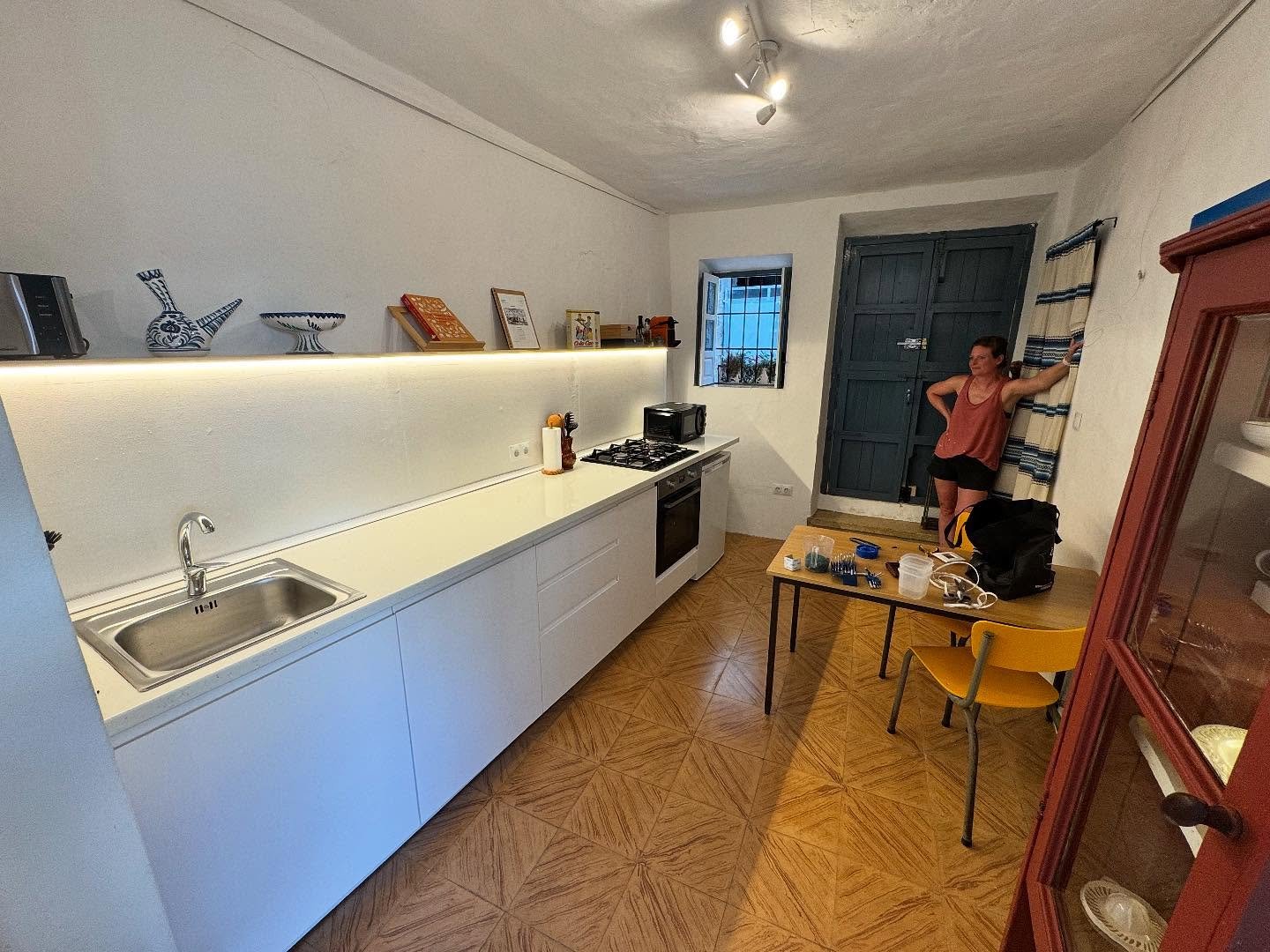 We hebben een nieuwe keuken voor onze kunstenaars en andere gasten! 🤩 Wijnand is er een flinke week zoet mee geweest, maar dan heb je ook wat. Zonder de hulp van Thysa, koffie en een man voor de gasaansluiting en een extra groep in de stoppenkast vo