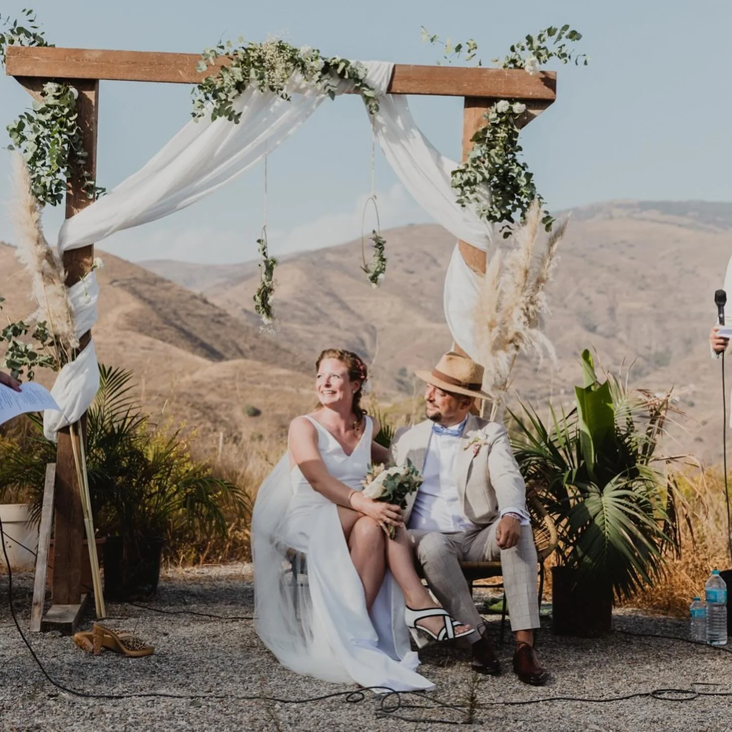 Bijna drie jaar getrouwd, dus nog net geen leren huwelijk 🙃 We plaatsen hier toch een foto bij van die dag, omdat een van de huizen die wij toen huurden voor onze gasten, naast de prachtige trouwlocatie Villa Atalanta, nu te koop staat.
Dit is echt