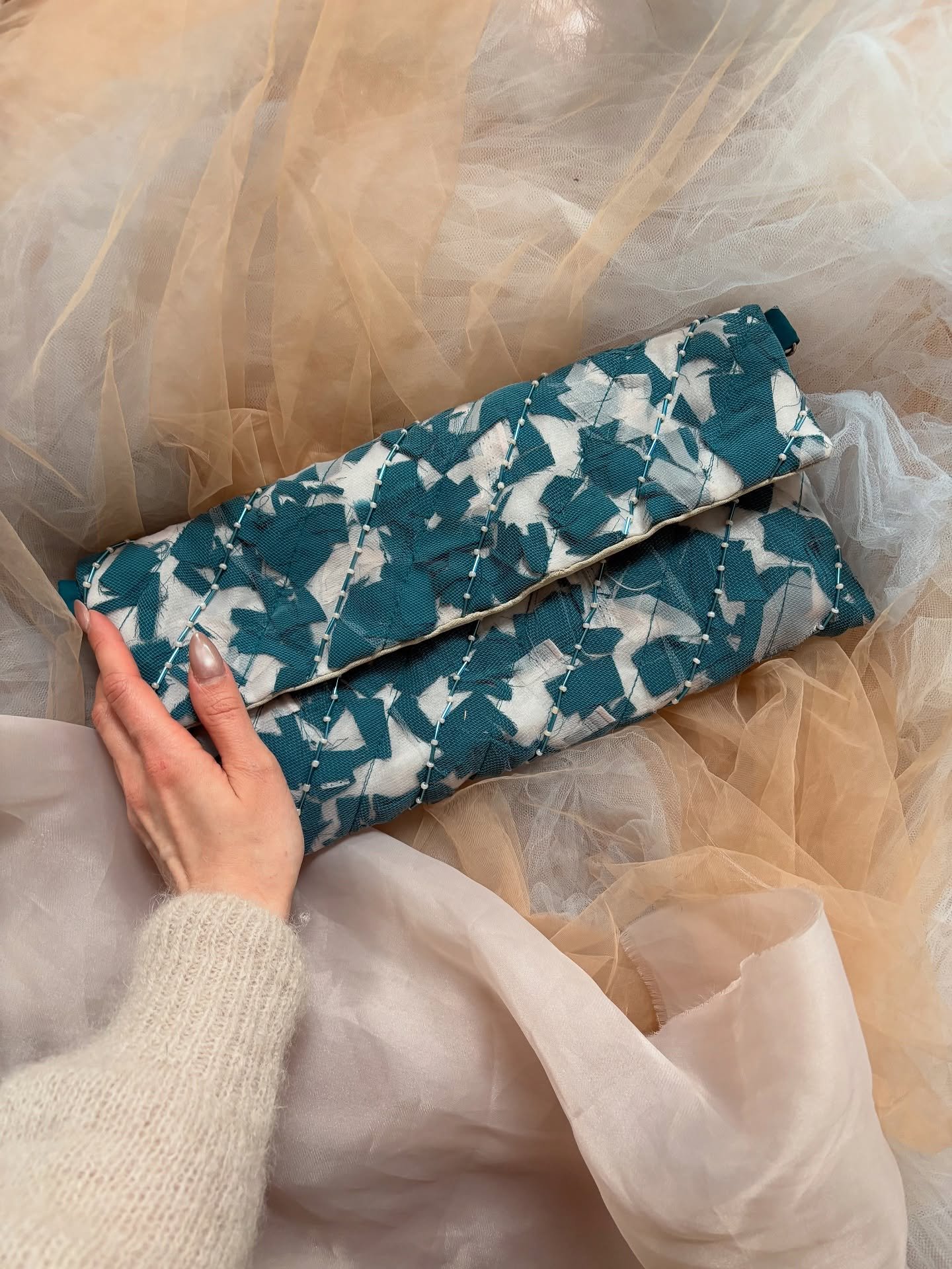 Mik&auml; ikin&auml; mulla onkaan projektina, ker&auml;&auml;n kaiken siit&auml; ty&ouml;st&auml; irtoavan kangasj&auml;tteen lasipurkkiin ja valmistan projektin lopuksi niist&auml; jotain pient&auml; ✨ 

T&auml;ss&auml; super s&ouml;p&ouml; clutch!