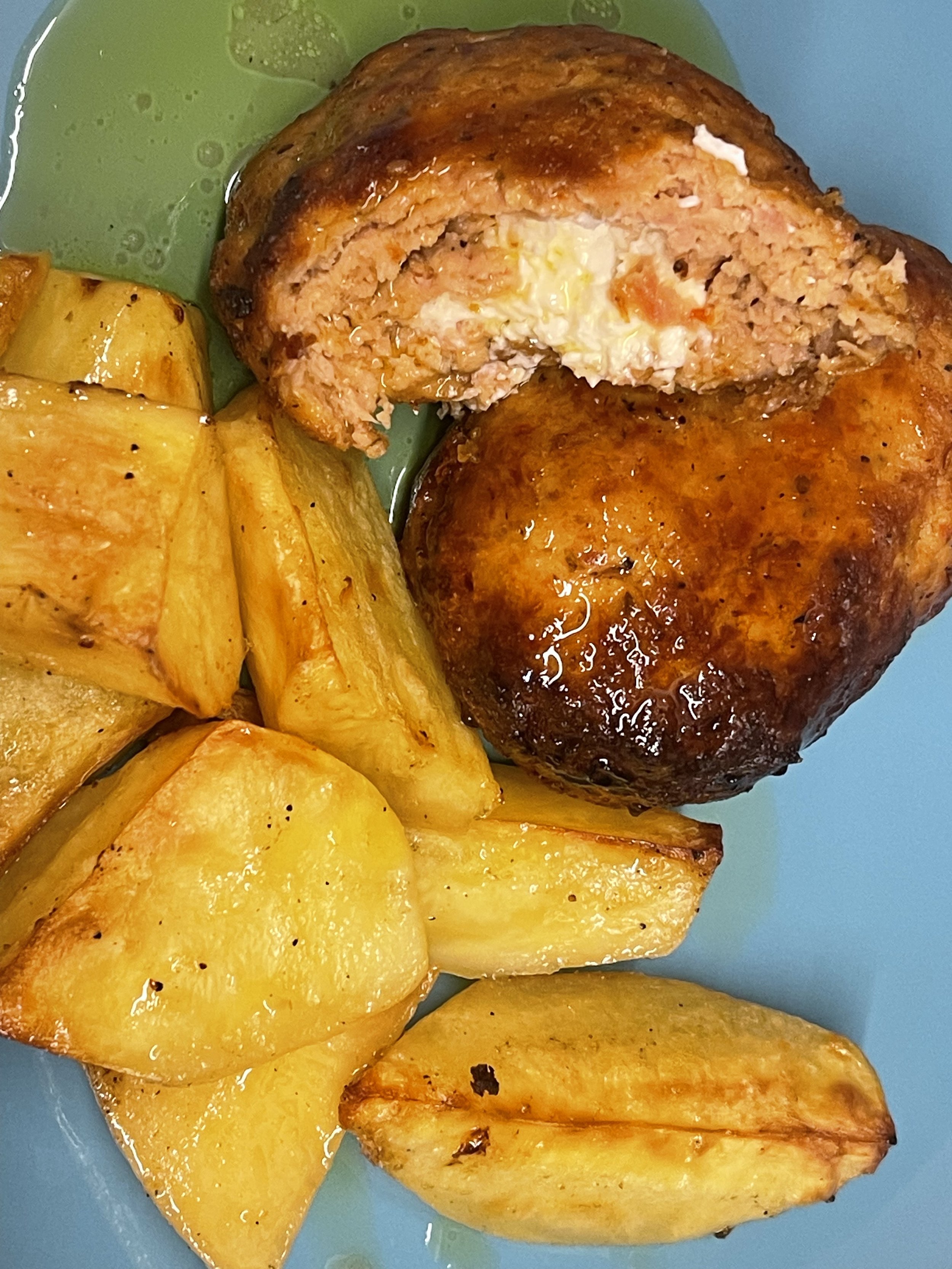 🍗 Μπιφτέκια κοτόπουλο γεμιστά με φέτα & πατάτες φούρνου 