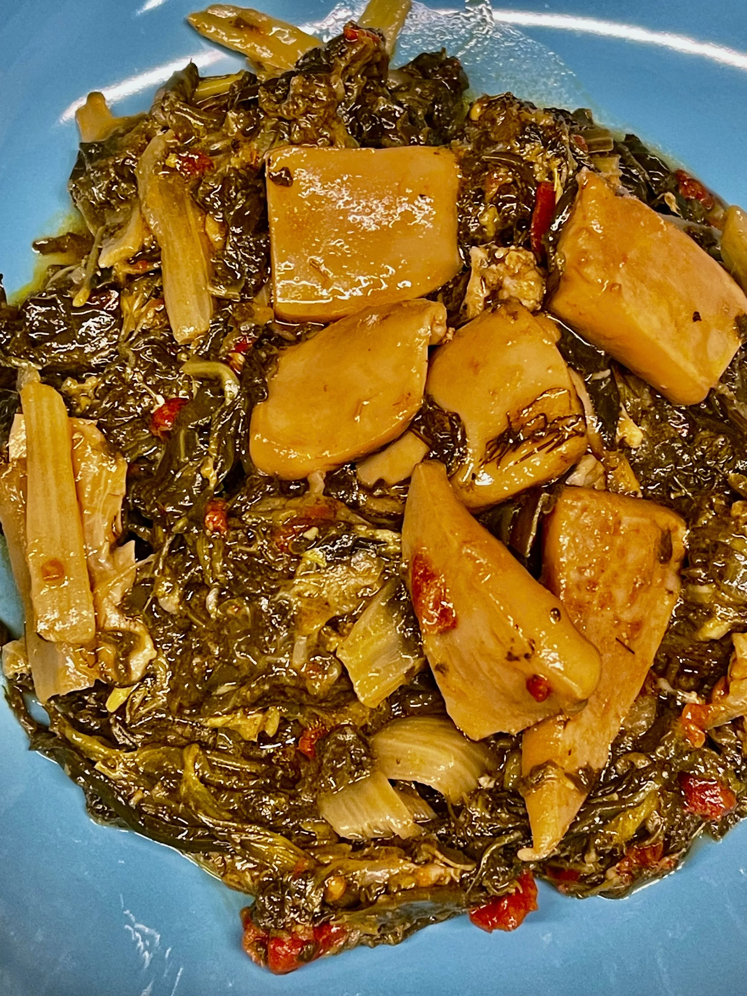 Σουπιές με γιαχνερά χόρτα 🦑🌿