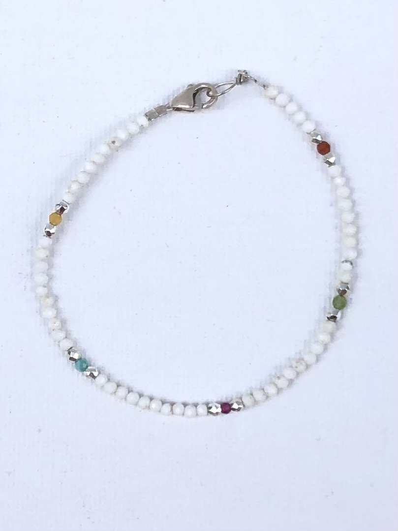 Tiny en howlite