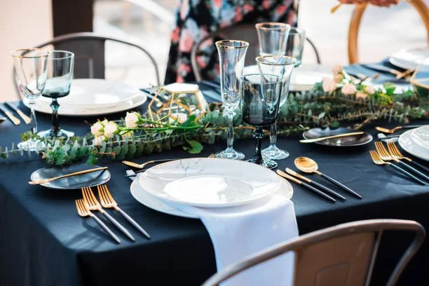 How to Design the Perfect Centerpieces for a Dinner Party (Without Blocking Conversation)