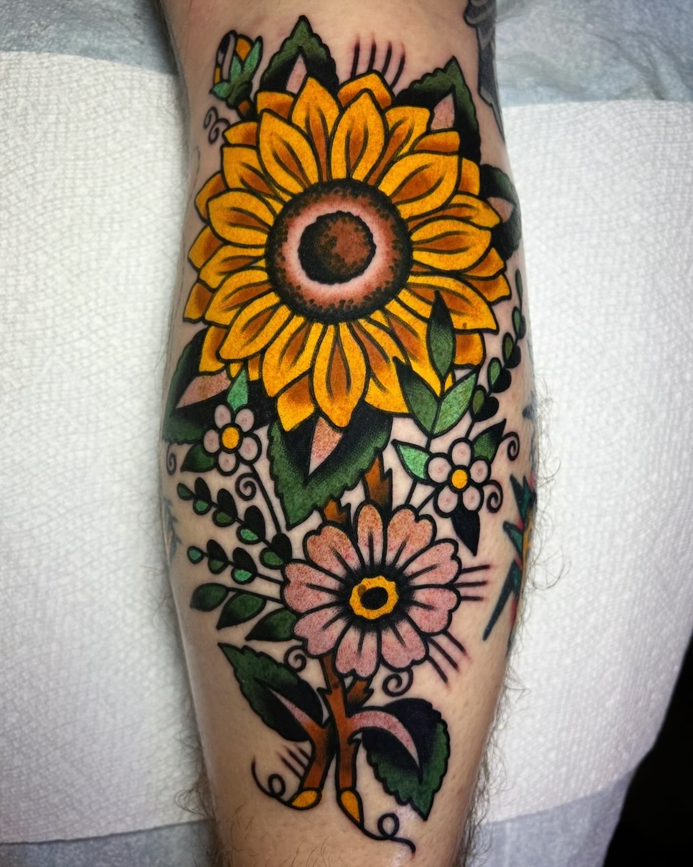 Big sunflower for MVP client Mike!! Thanks again Mike!! Tattooed at @sweetandsourtattoo with @amigosmfg coil machines and @kingpintattoosupply needles and steel tubes 😊😊😊 #kingpintattoosupply
