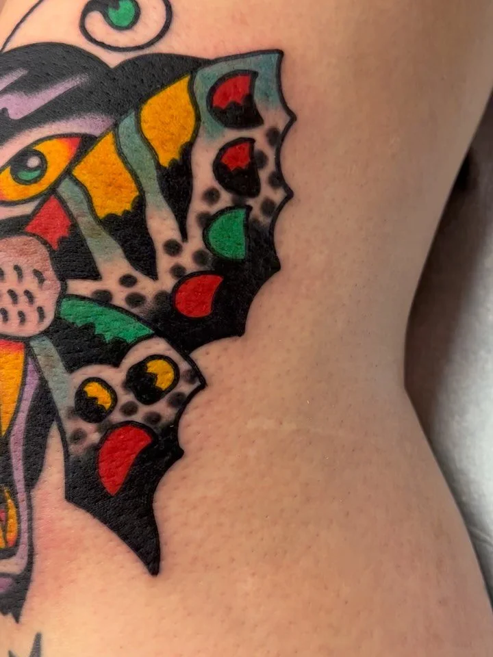 PANTHERFLY right on the knee for Katelynn!!! Thank you for getting tattooed again!! Always great to see you! Tattooed at the sacred realm @sweetandsourtattoo with @amigosmfg coil machines and @kingpintattoosupply needles and tubes (this is not a paid