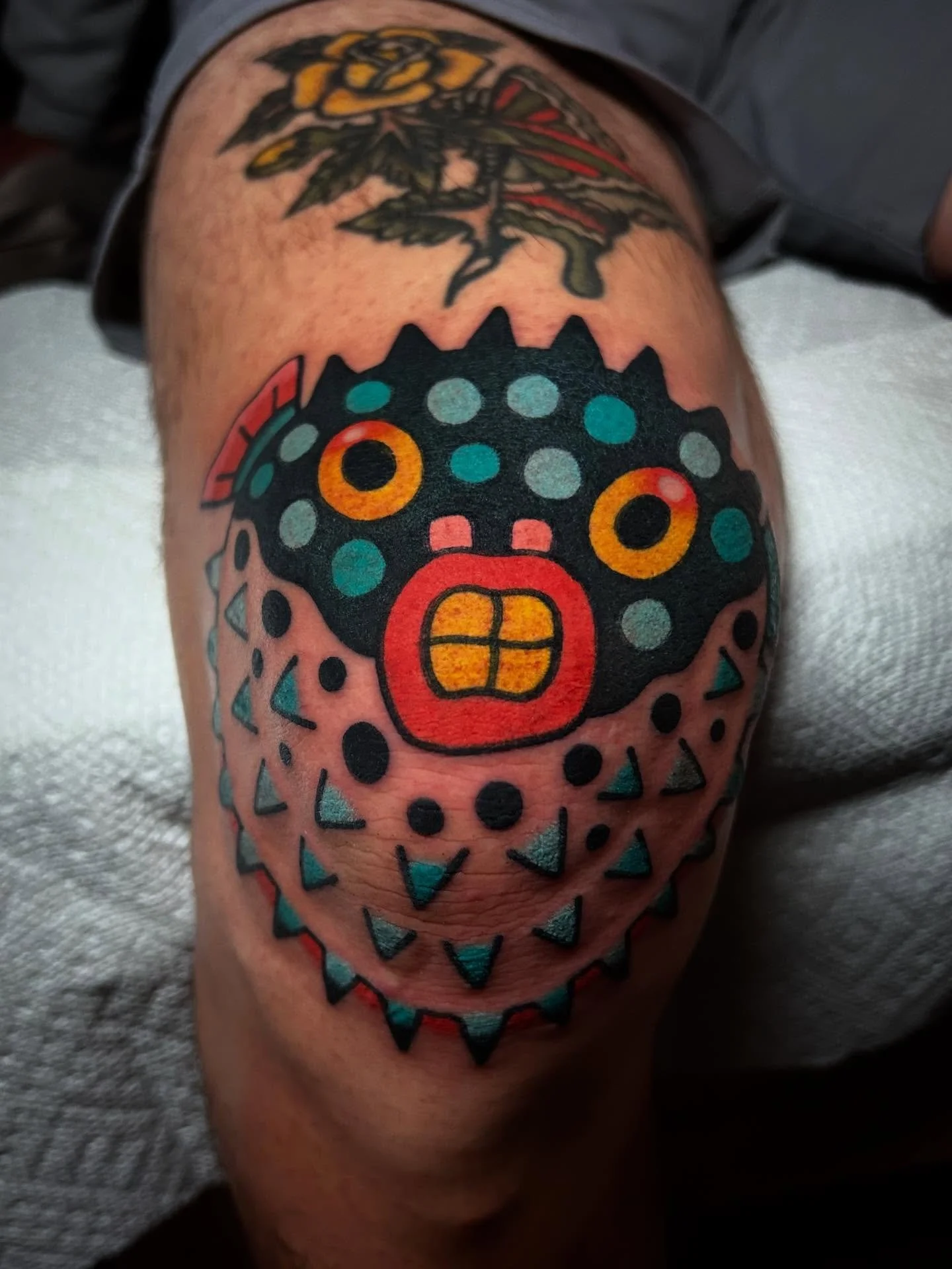 Pufferfish on the knee yesterday for Patrick, thank you for getting tattooed!! I would LOVE to do more of these things, use the &lsquo;Book Now&rsquo; button in my bio if you&rsquo;d like to make it happen!! Tattooed at the almighty @sweetandsourtatt