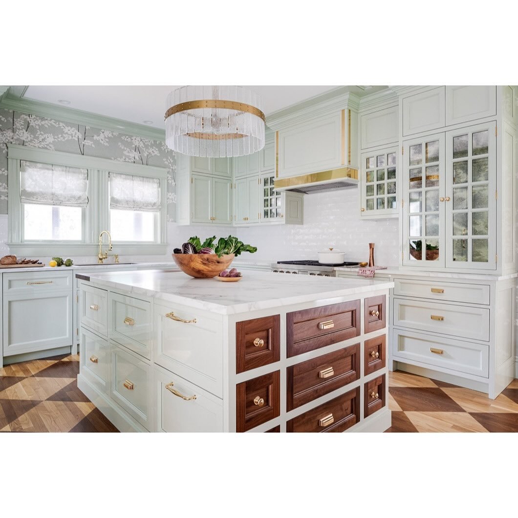 The heart of the home! This kitchen will be delivering ooooos and ahhhhhhs for many years to come. A timeless combination of high gloss paint, brass accents and walnut drawer fronts 🌿🌱😍

Builder: @neillbros 
Interior designer: @digsdesignco 
Photo