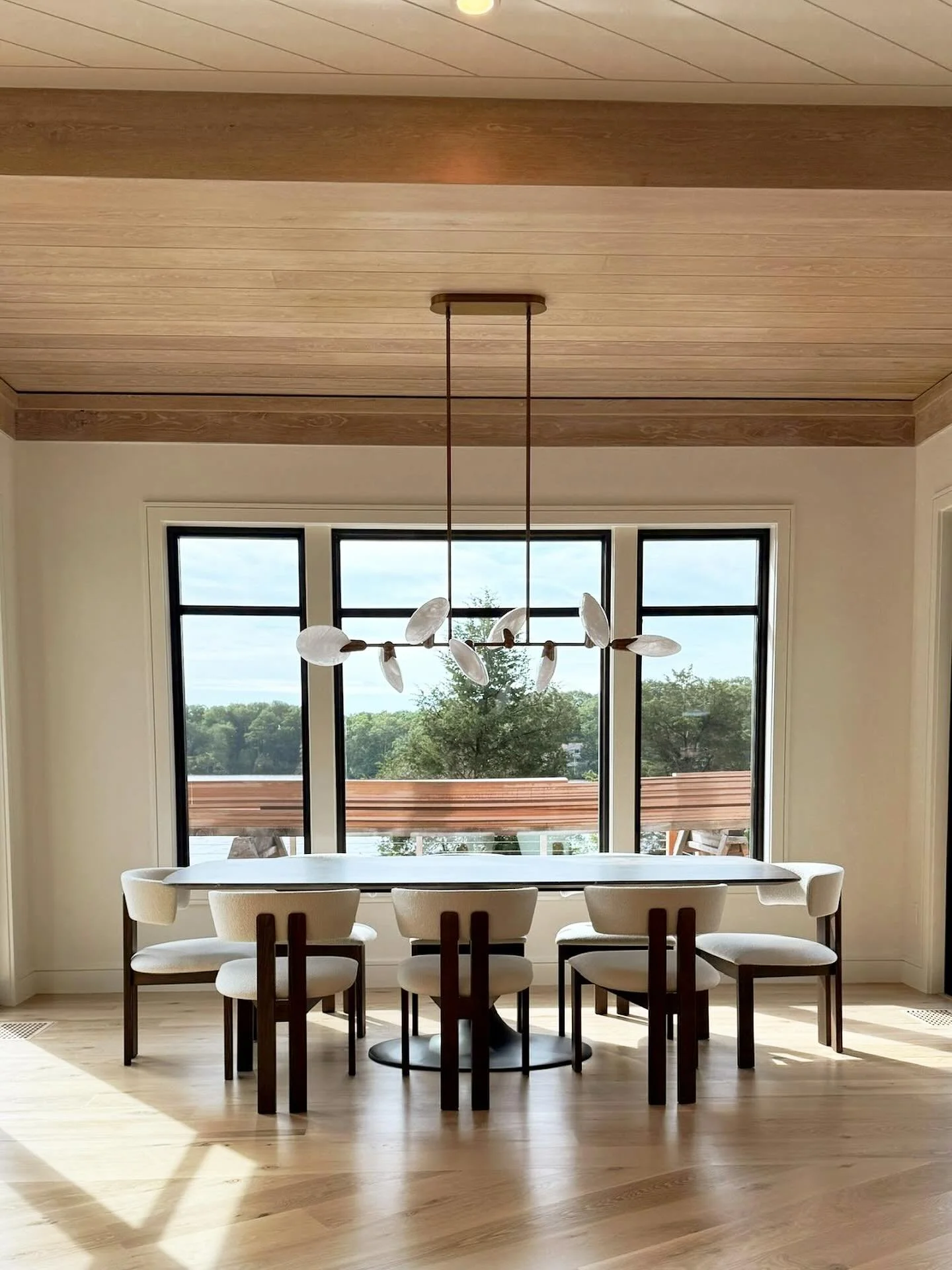 As the holidays approach, NB hopes everyone has a warm place to share with loved ones! We are confident this space will deliver!! 🎅🏼🕎🎄🏡🤶🏼

Architect: @lauradkrekorian 
Interior design: @alex.crecelius 

#dining #diningroomdecor #diningroomdesi