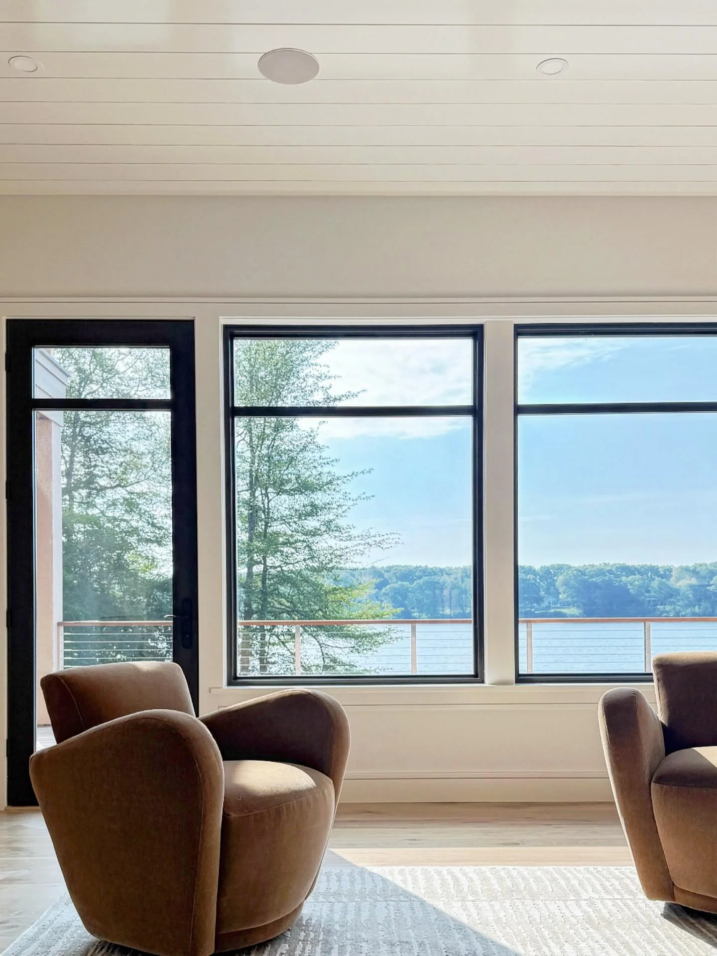 Beyond excited to share more shots of our new construction, Pond House project as it is brought to completion!  Every detail carefully planned and executed by the @neillbros team. Incredible job by incredible craftsmen☀️⛵️😎🌲🌳 Architect: @lauradkre