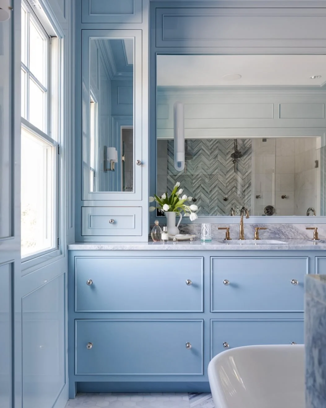 Not all bathrooms are created equal! Highlighting the exceptional high-gloss finish on the vanity cabinets and wall paneling alike. This bathroom was built with extreme care and craftsmanship 🛁

Builder: @neillbros 
Interior design: @digsdesignco 
A