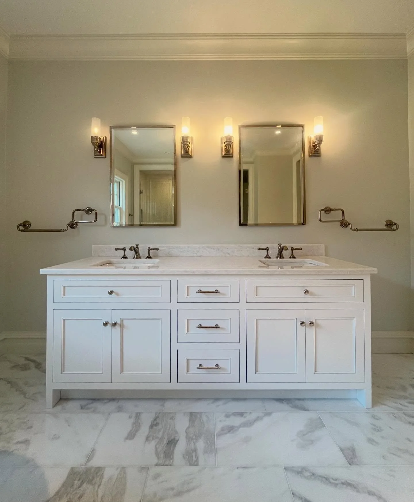 A timeless look.
Balanced symmetry, layered lighting, and a custom vanity that anchors the entire space

Builder: @neillbros 
Architect: @lauradkrekorian 
Interior Design: @digsdesignco 

#rhodeislandcontractor #interiordesign #custommmillwork #bathr