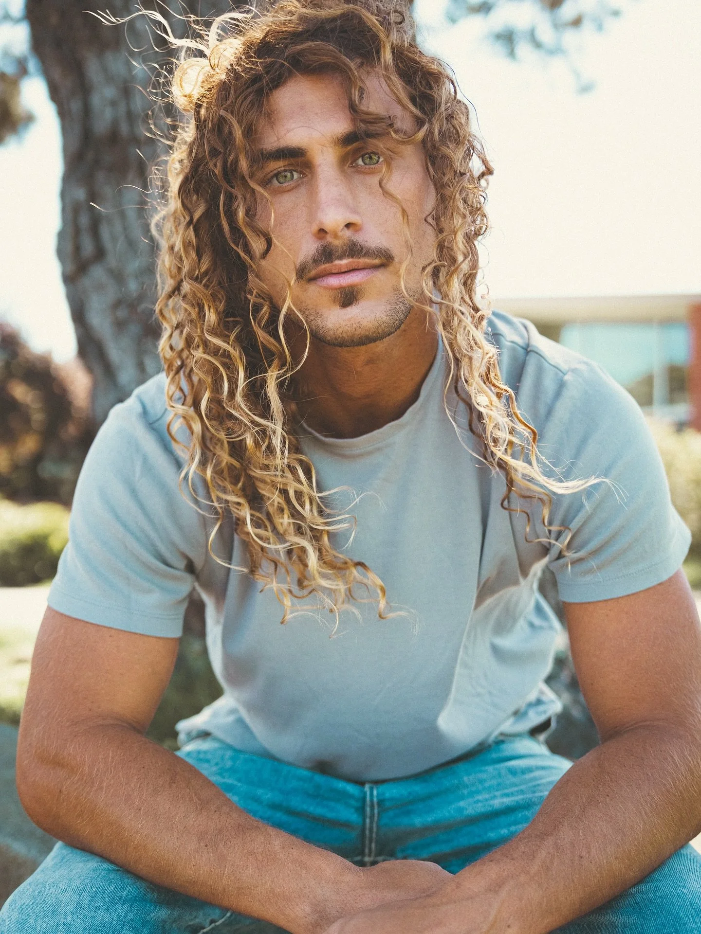 Happy Friday. The autumn vibes are rolling in—cozy days, golden leaves, and warm moments ahead. Wishing you a beautiful weekend. 🍁☕️
.
.
Model: @kadenlies 
.
.
.
.
.
.
.
.
.
.
#malephotography #model #fitness #sanfrancisco #california #malemod