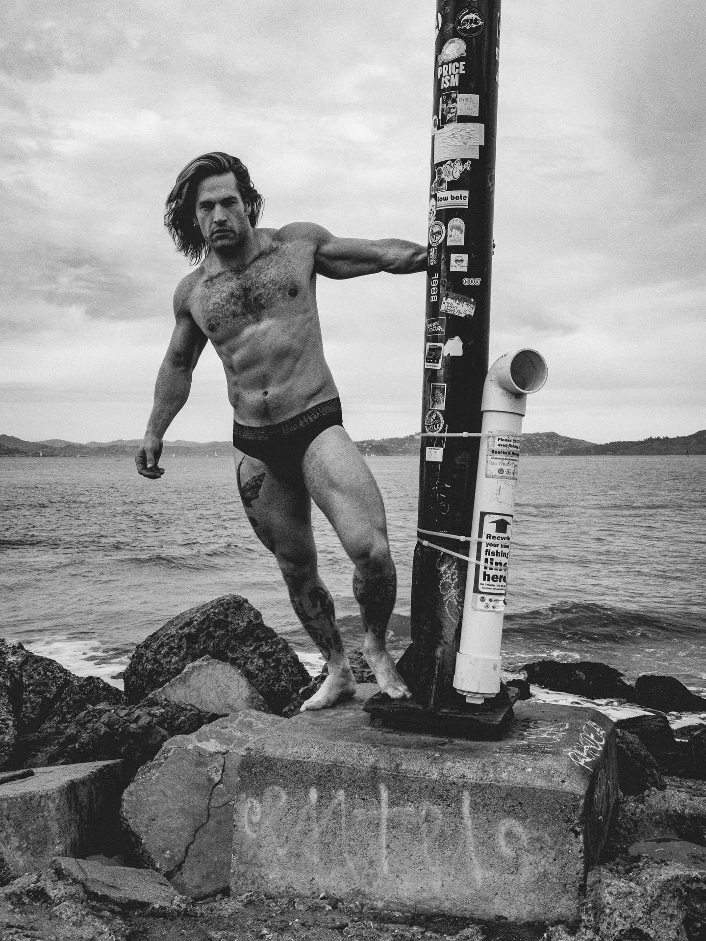 Am I in my B&amp;W era? 🤔 maybe&hellip;. 😅
. 
.
.
Model: @kramer.evans 
.
.
.
.
.
.
.
.
.
.
#portraits #photography #sanfrancisco #malemodel #sfgay #winter