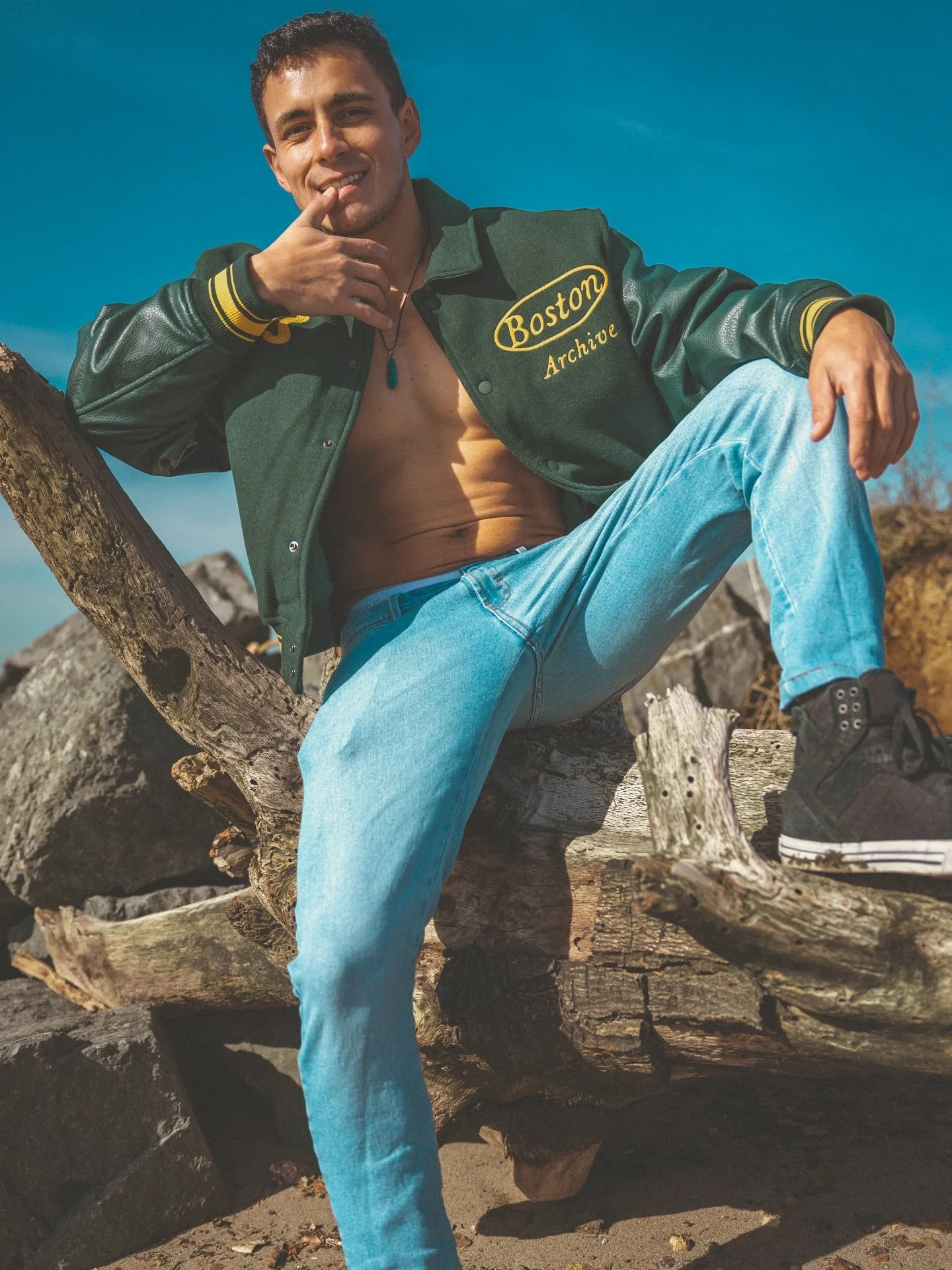 Happy hump day! Swipe left 👆🏽⬅️to see one of the best smiles ever 😁😻 This should brighten your Wednesday 🌅. 
. 
.
.
Model: @jacunap1803 
.
.
.
.
.
.
.
.
.
.
#portraits #photography #malemodel #malephotography  #mensfitness