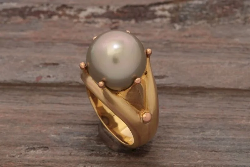Tahitian Pearl & Gold Legacy Ring
A true legacy piece from the mid-'90s, this exquisite ring is crafted in 18K greenish-yellow gold with delicate rose gold inlays and appliques. At its center sits an approximately 11mm Tahitian pearl, sourced from an