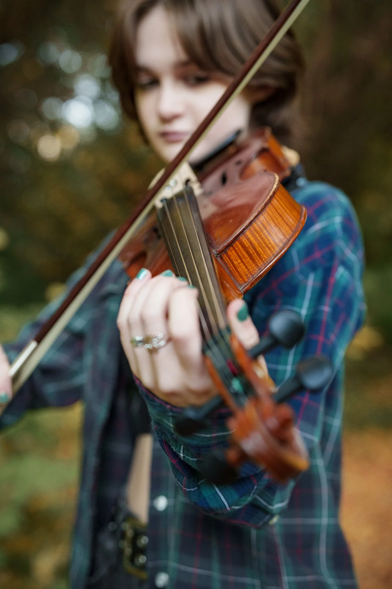 This Boise senior brought her violin to Kathryn Albertson Park, creating a session that felt personal and artistic. I love when seniors include props that show who they are — it makes every portrait more meaningful.