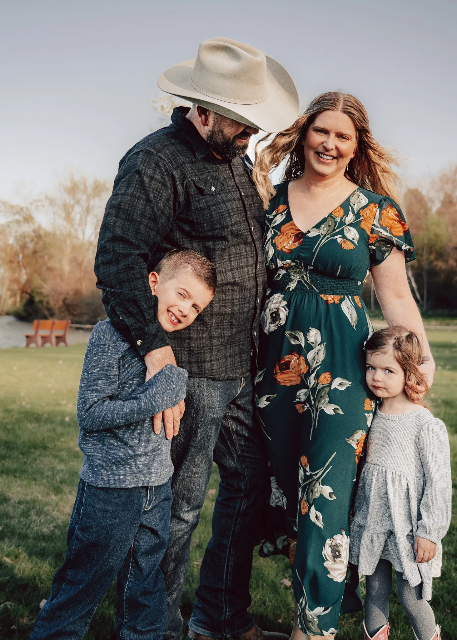 Family portrait session in Eagle, Idaho, capturing authentic connection and joyful candid moments in a relaxed outdoor setting. Serving families throughout the Treasure Valley — including Eagle, Nampa, and Star — with warm, heartfelt images that cele