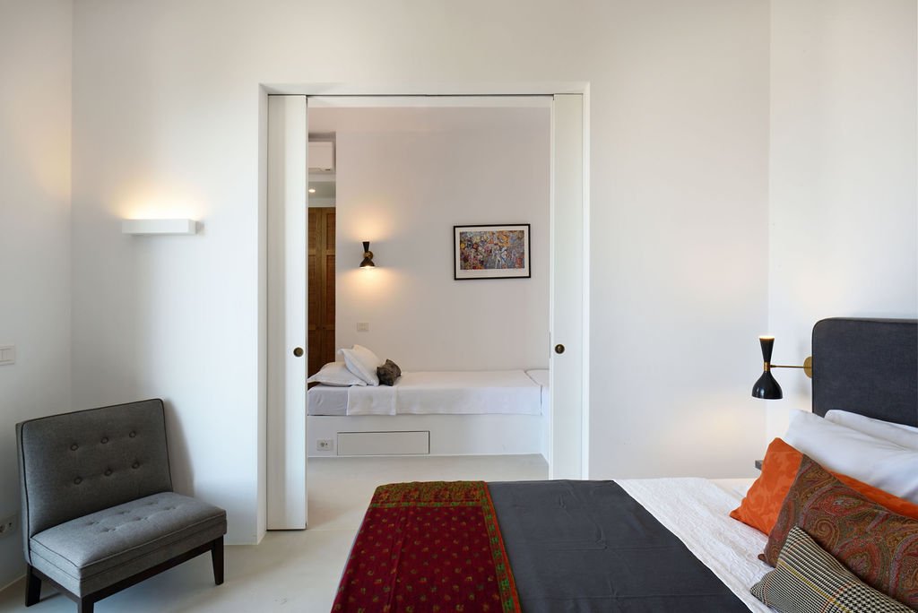 Converts into Twin Bedroom