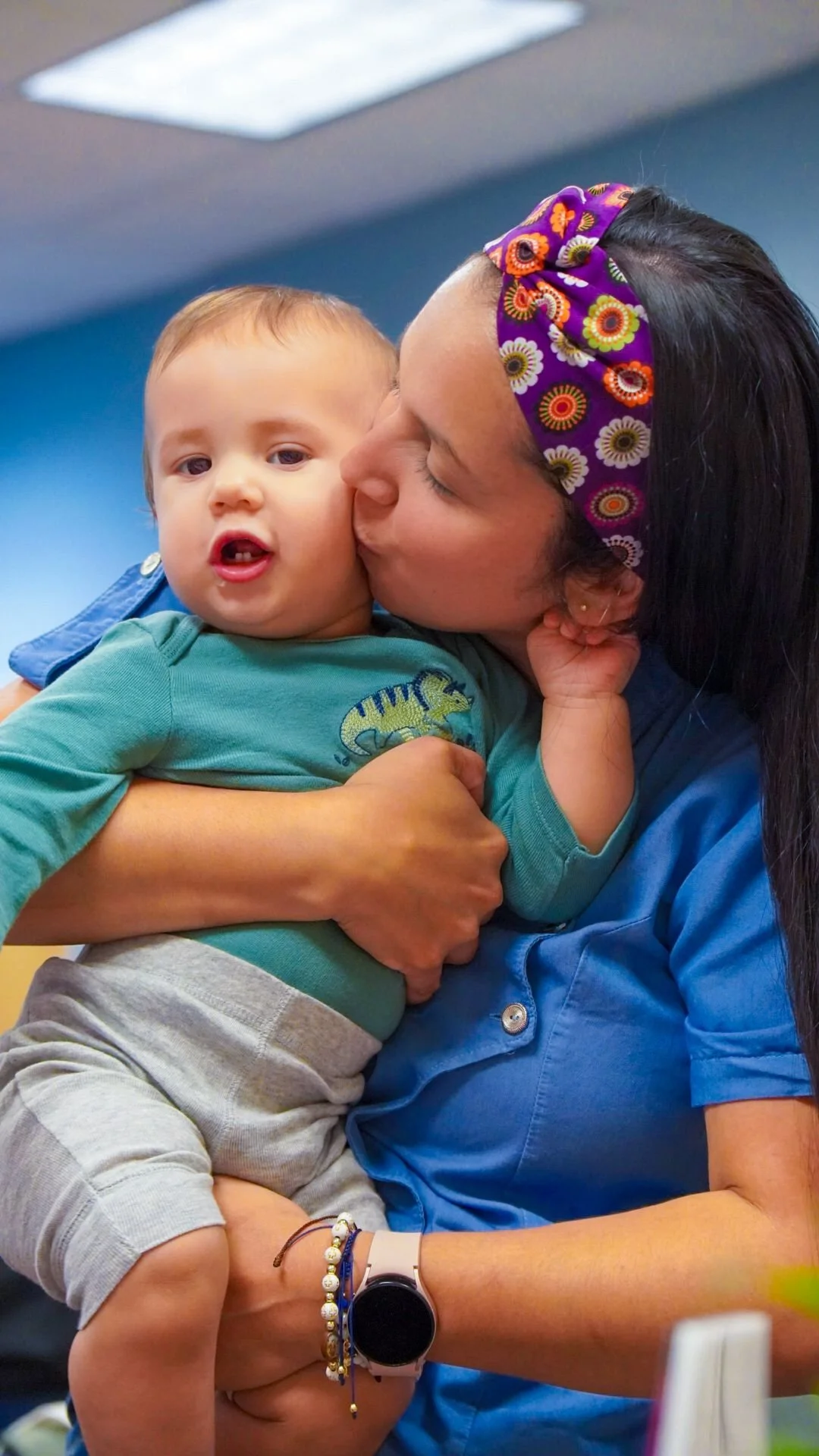Bianca propietaria de valrett Cake con su hijo pequeño.